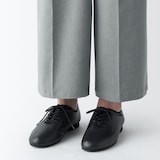 婦人　革の端材を再利用した　レースアップシューズ