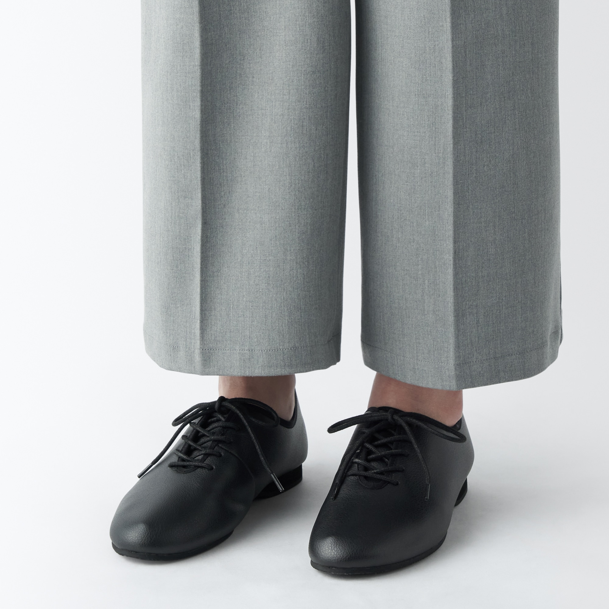 婦人　革の端材を再利用した　レースアップシューズ