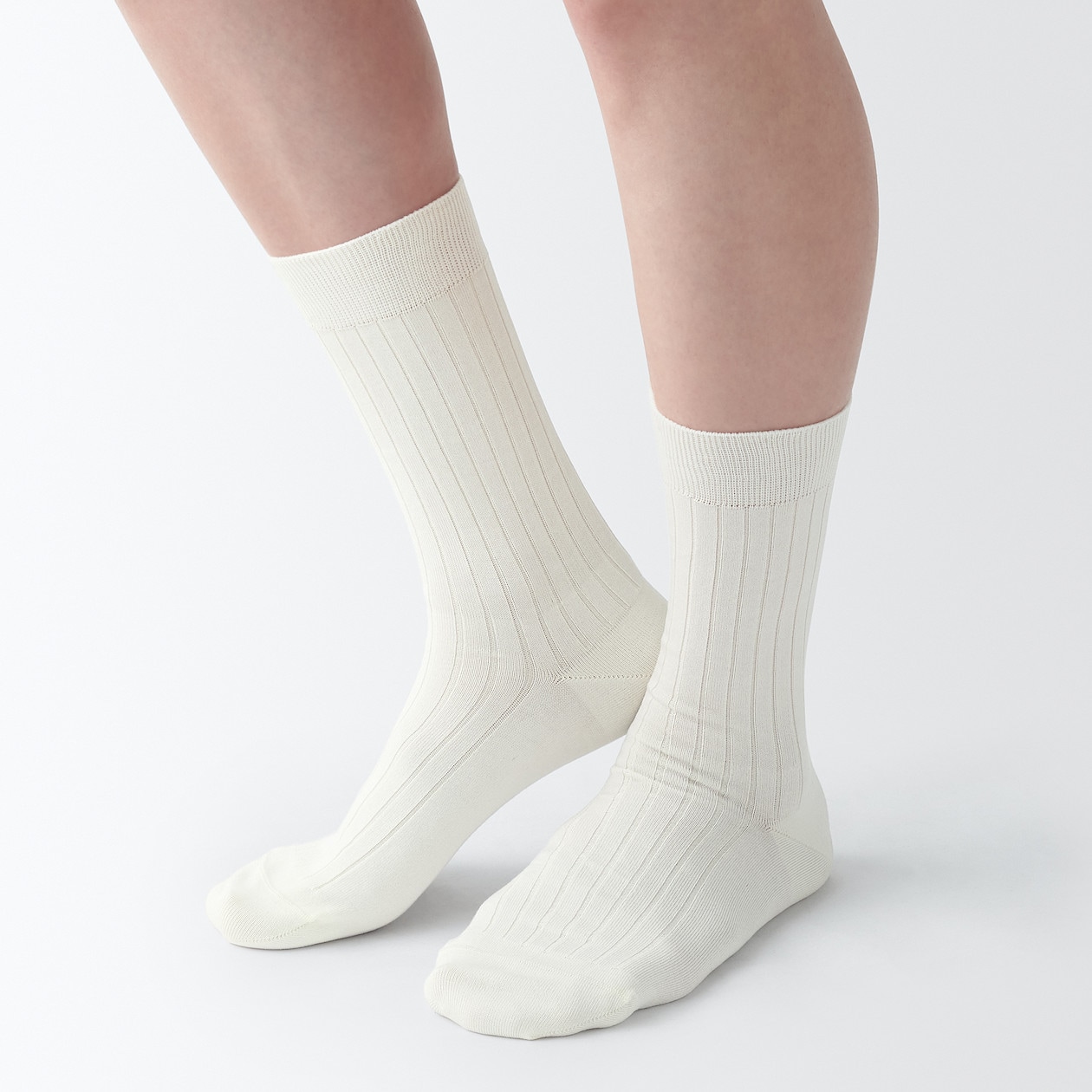 婦人　光沢感のある綿糸で編んだ　足なり直角　リブ編み靴下
