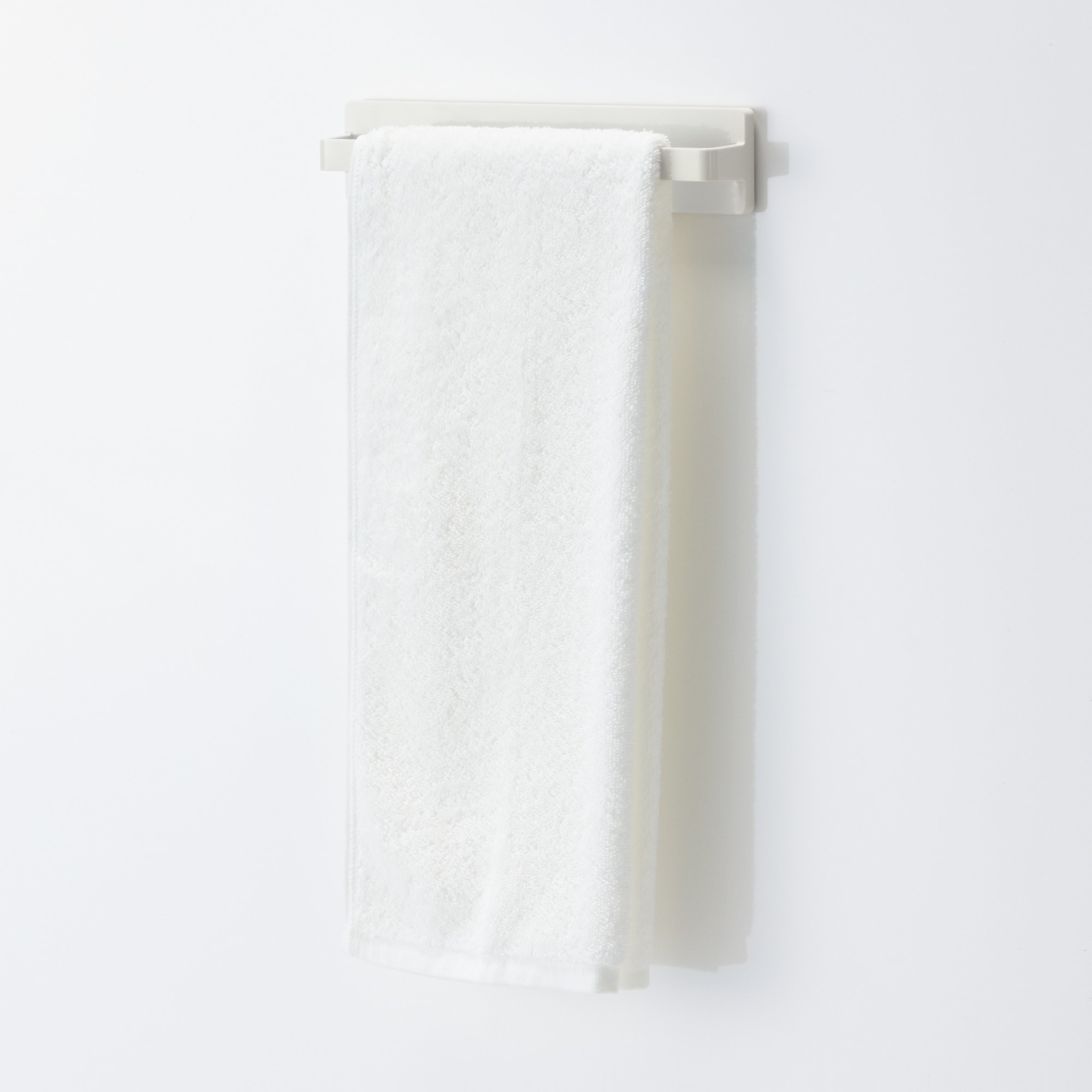 貼り直しできる粘着シートタオルハンガー