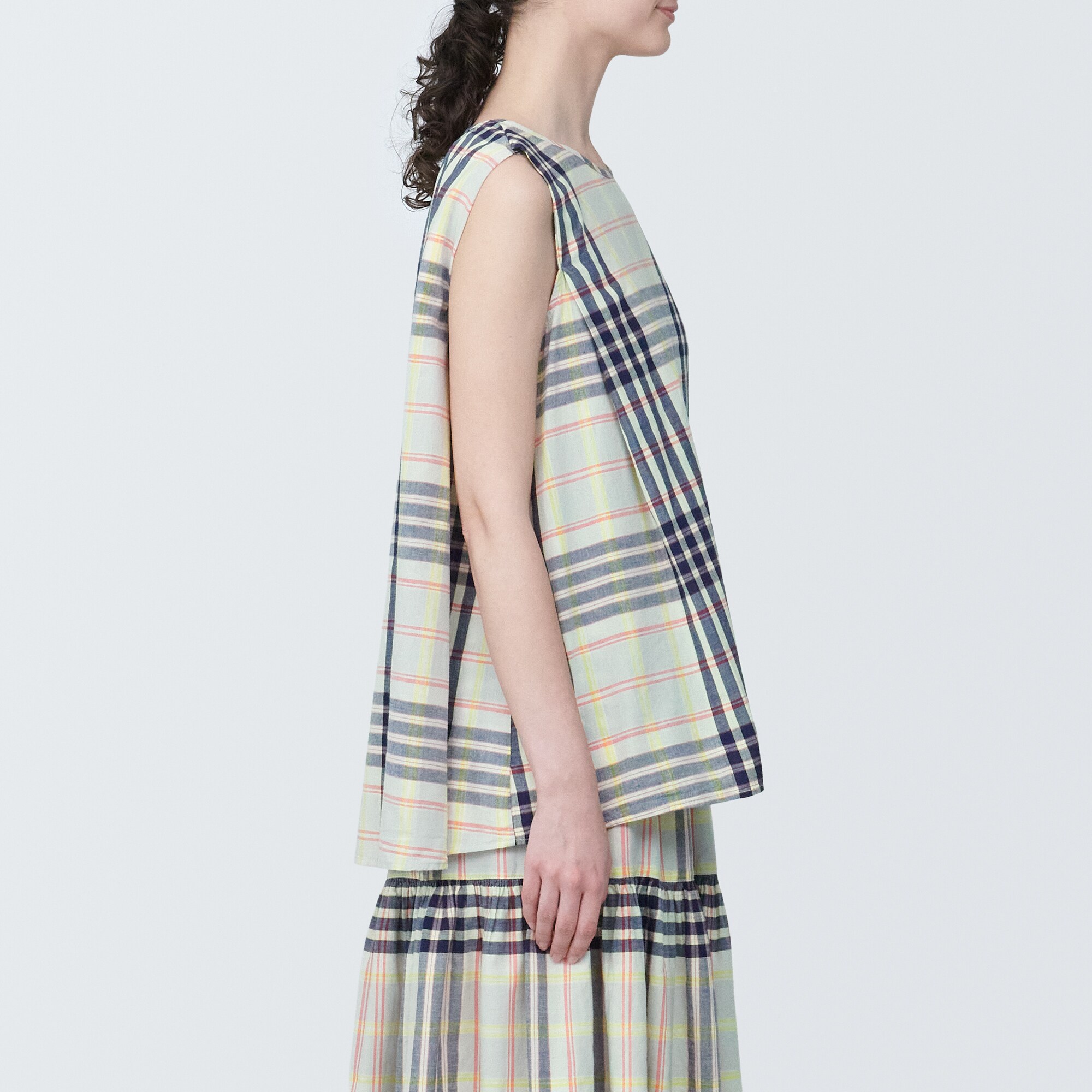 婦人　マドラスチェック　クルーネックスリーブレスブラウス
