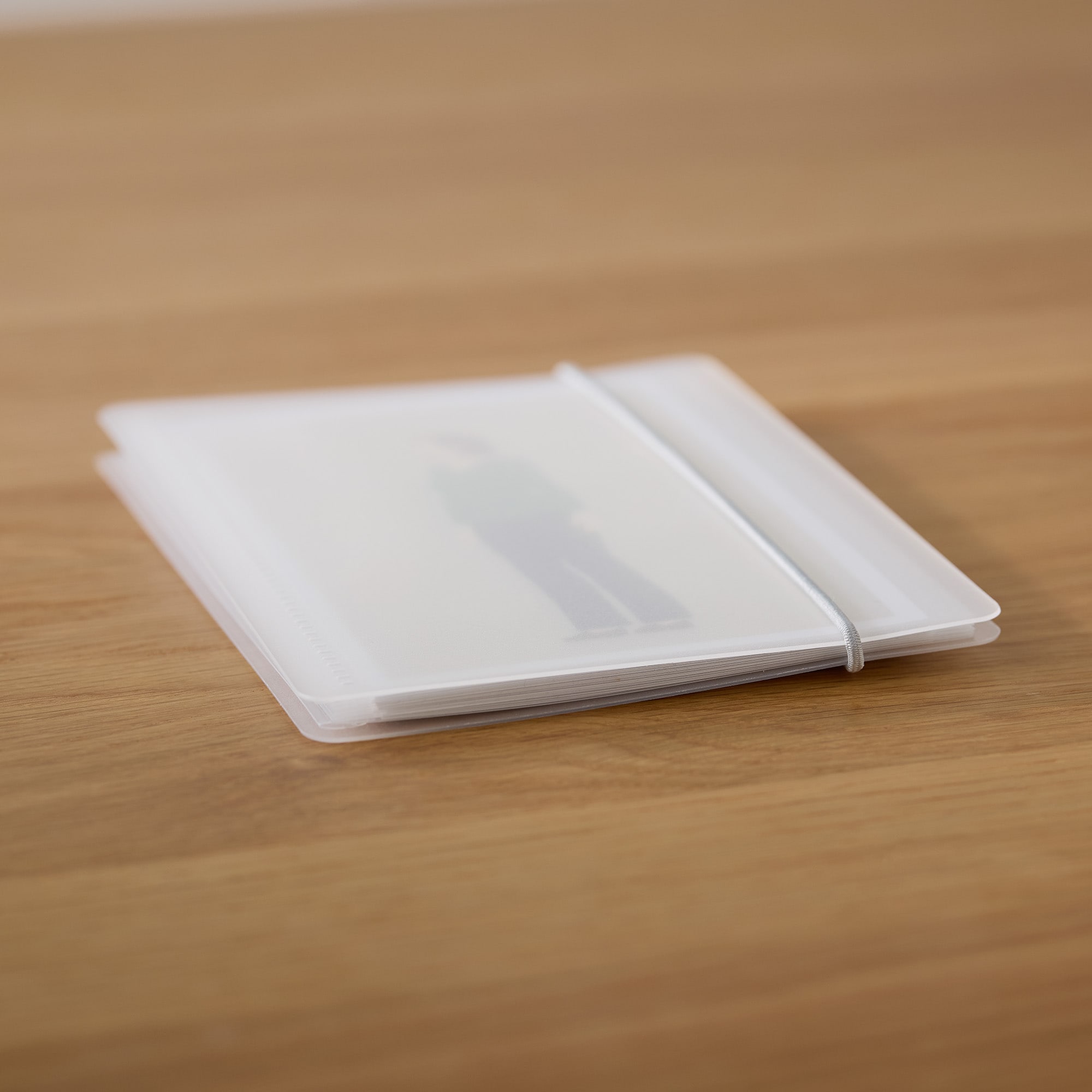 さっと開いて自立するカードファイル