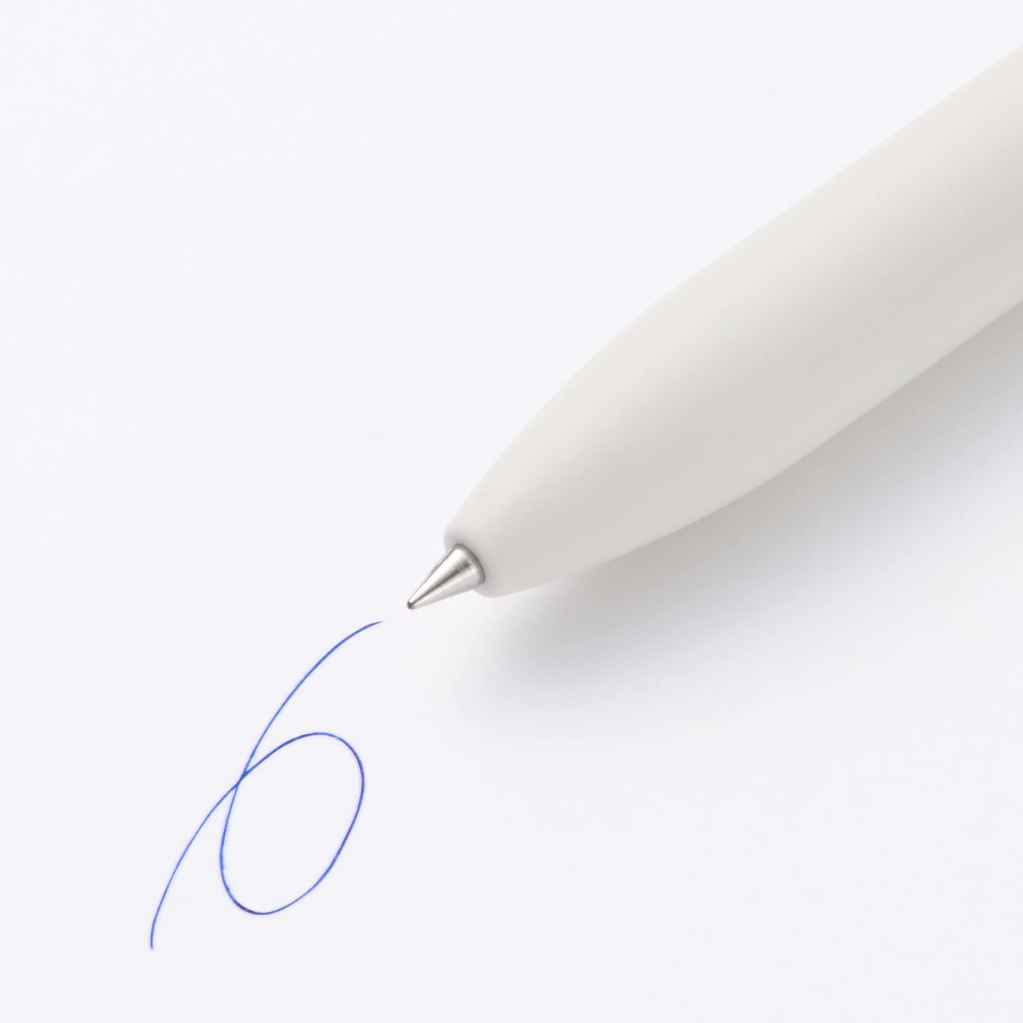 書き味なめらかな油性ボールペン