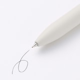 書き味なめらかな油性ボールペン