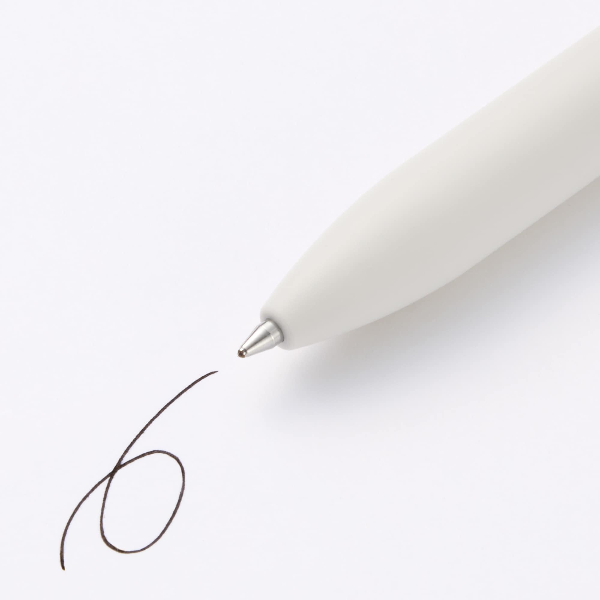 書き味なめらかな油性ボールペン