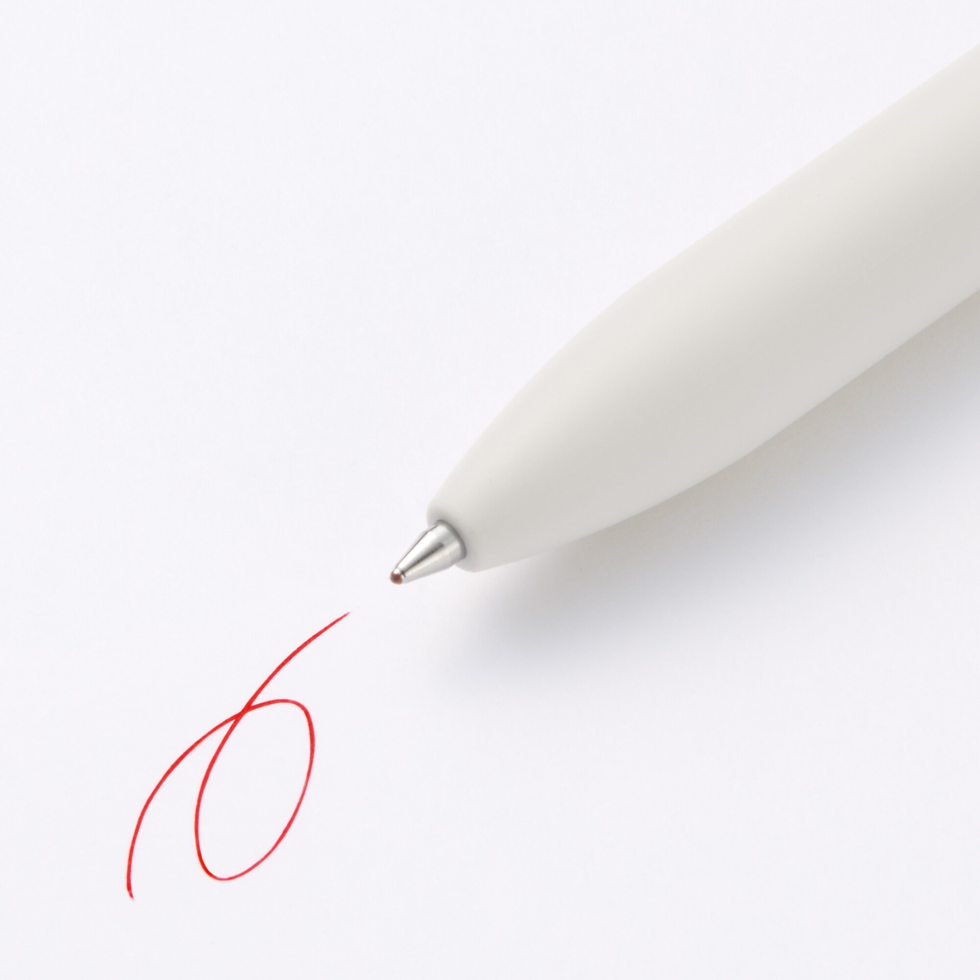 書き味なめらかな油性ボールペン