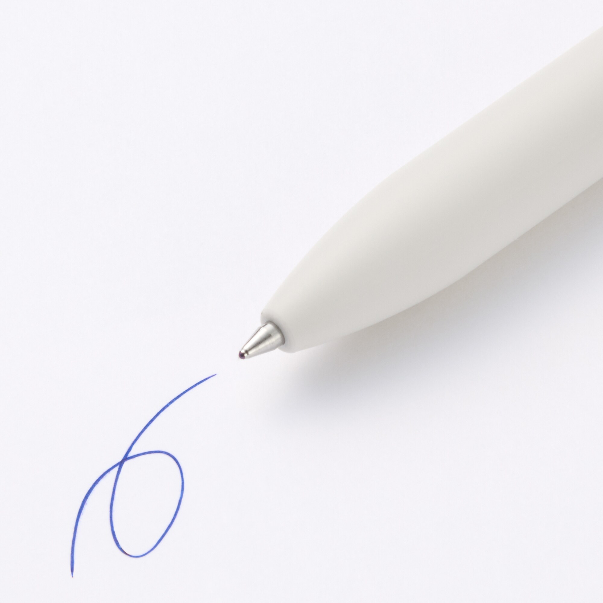 書き味なめらかな油性ボールペン