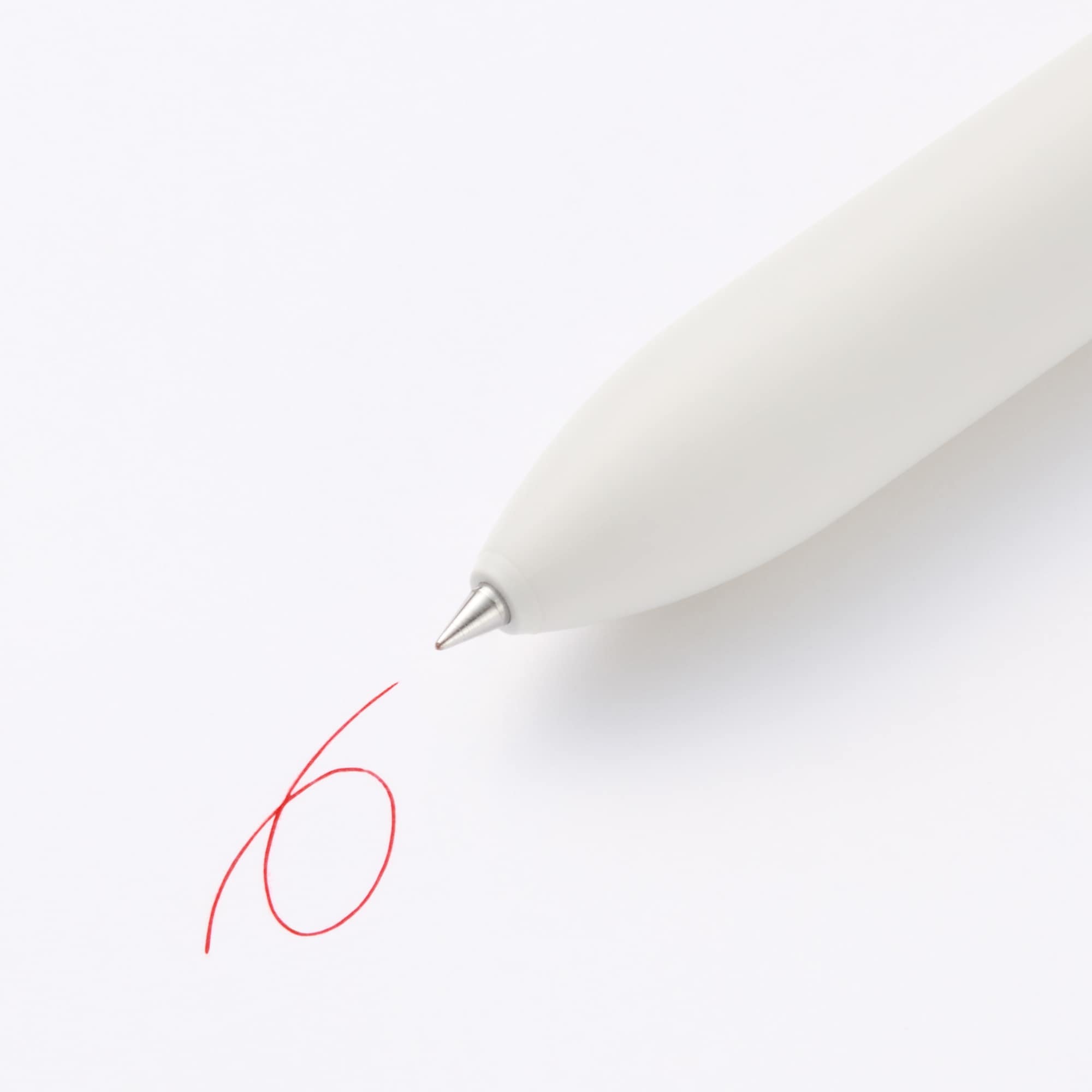 書き味なめらかな４色油性ボールペン