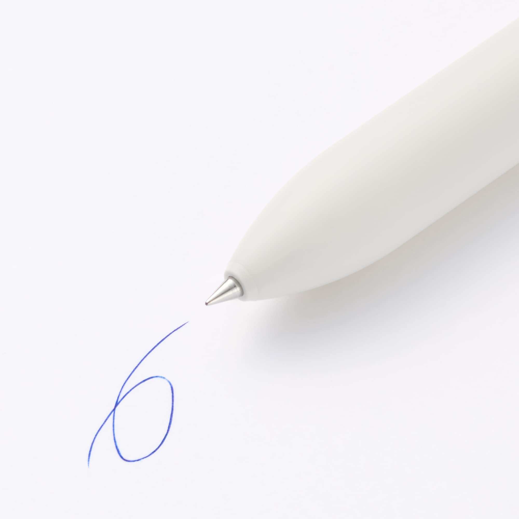 書き味なめらかな４色油性ボールペン