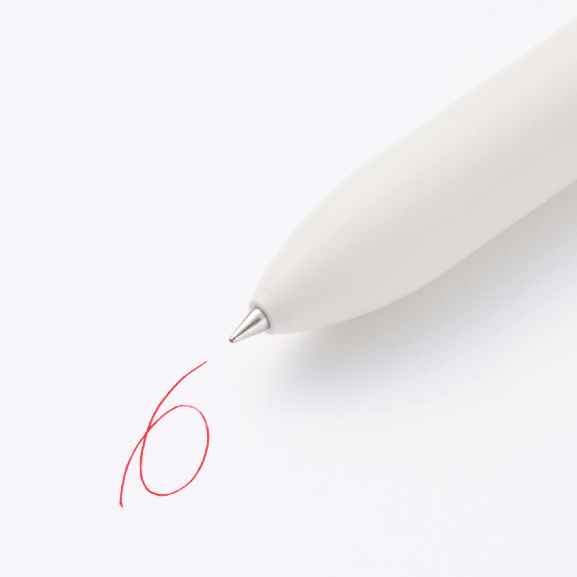 書き味なめらかな４色油性ボールペン