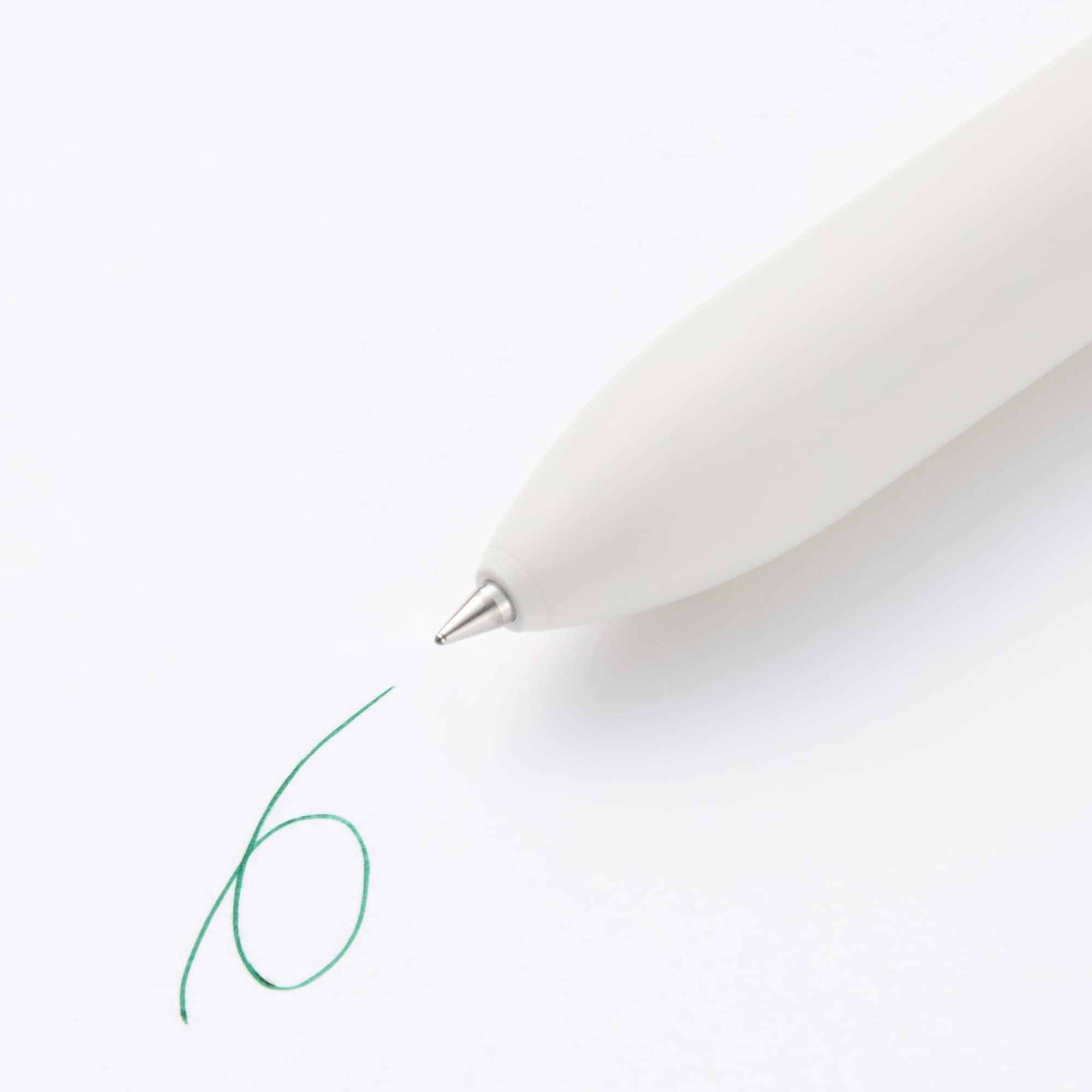 書き味なめらかな４色油性ボールペン