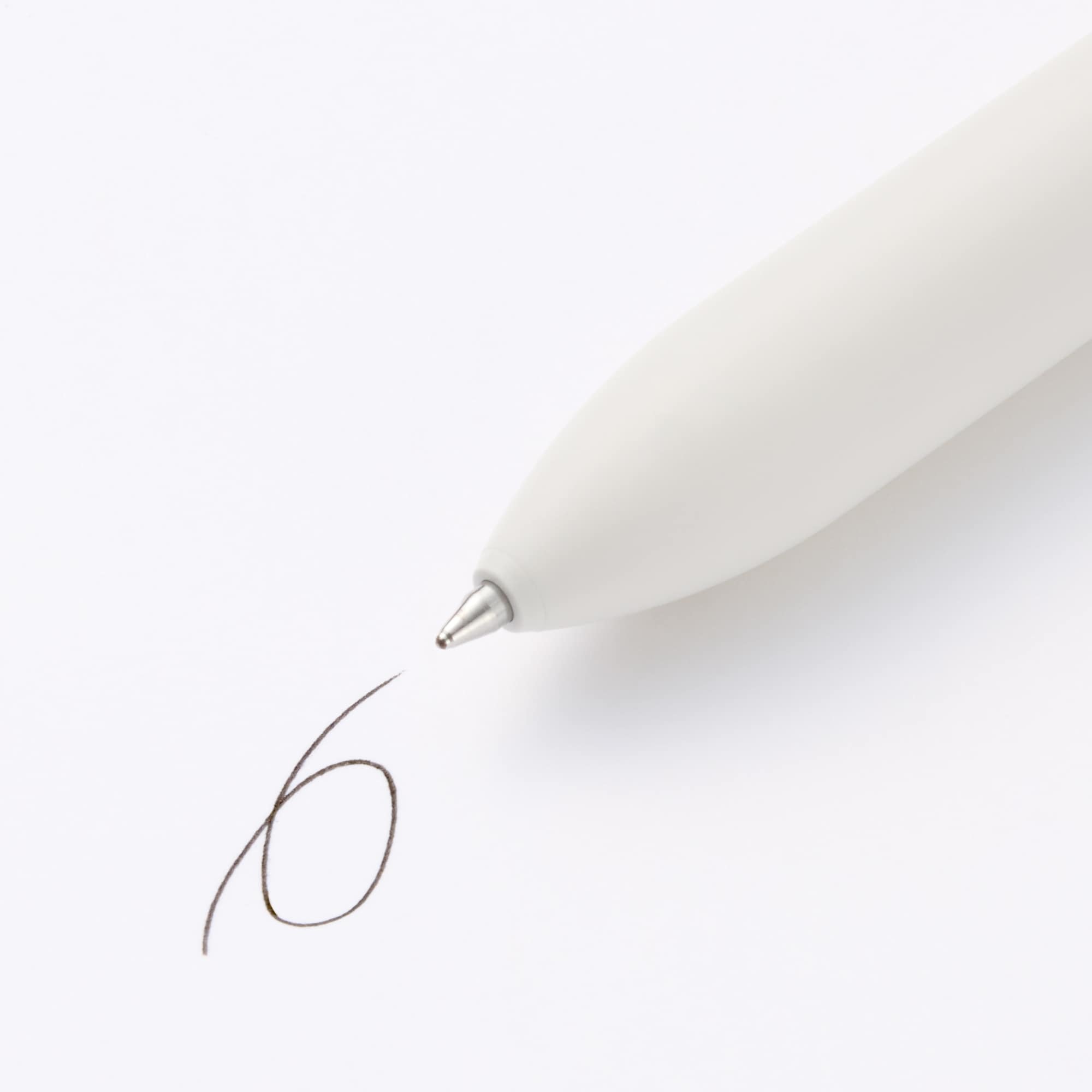 書き味なめらかな４色油性ボールペン