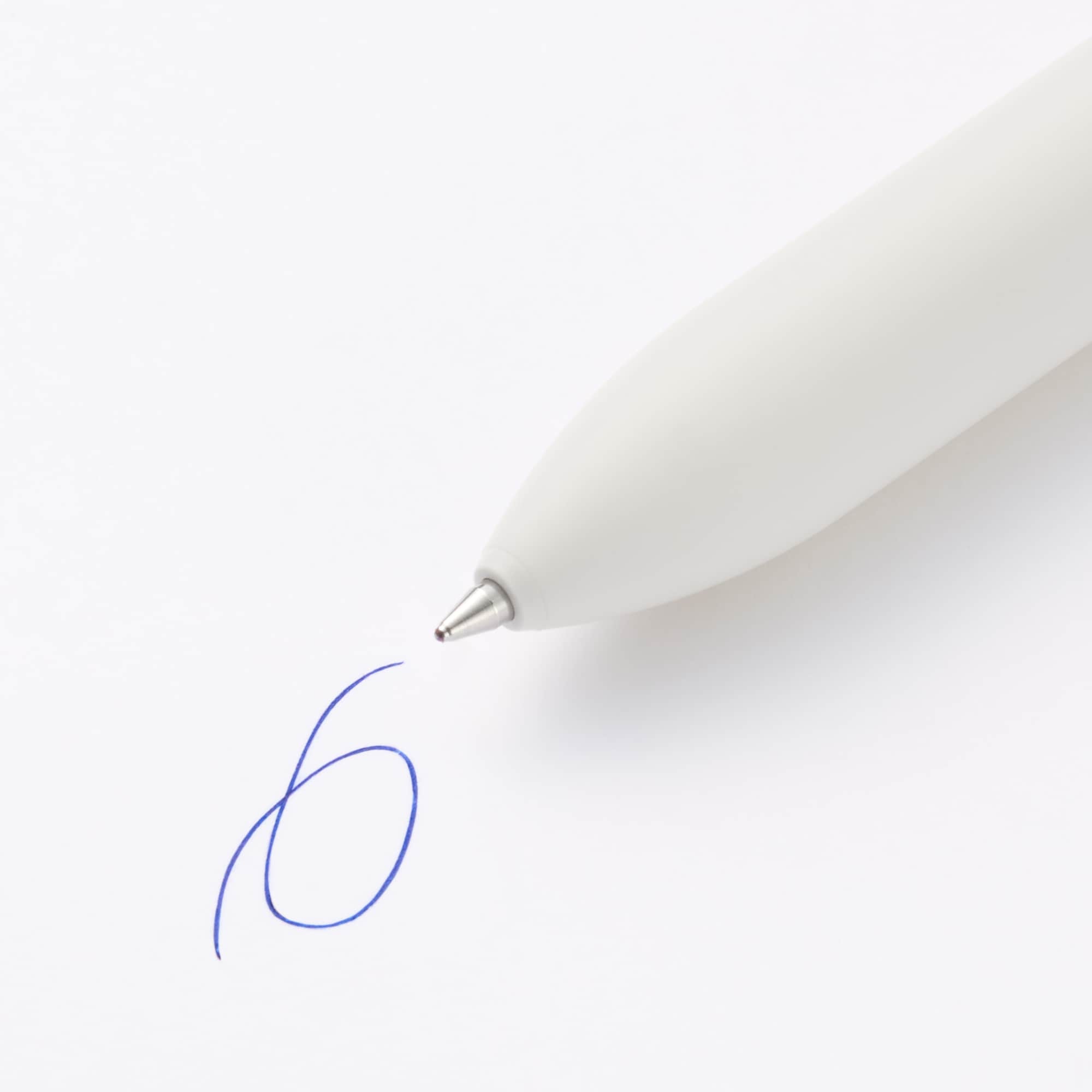 書き味なめらかな４色油性ボールペン