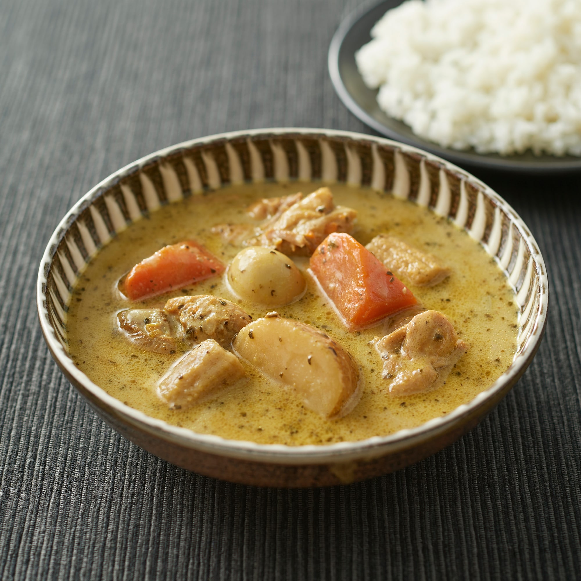 素材を生かした　とんこつと和風だしのクリーミースープカレー