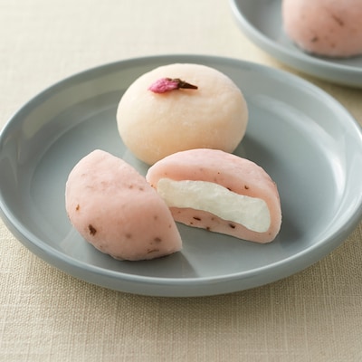 桜のクリーム大福　桜クリームとミルククリーム