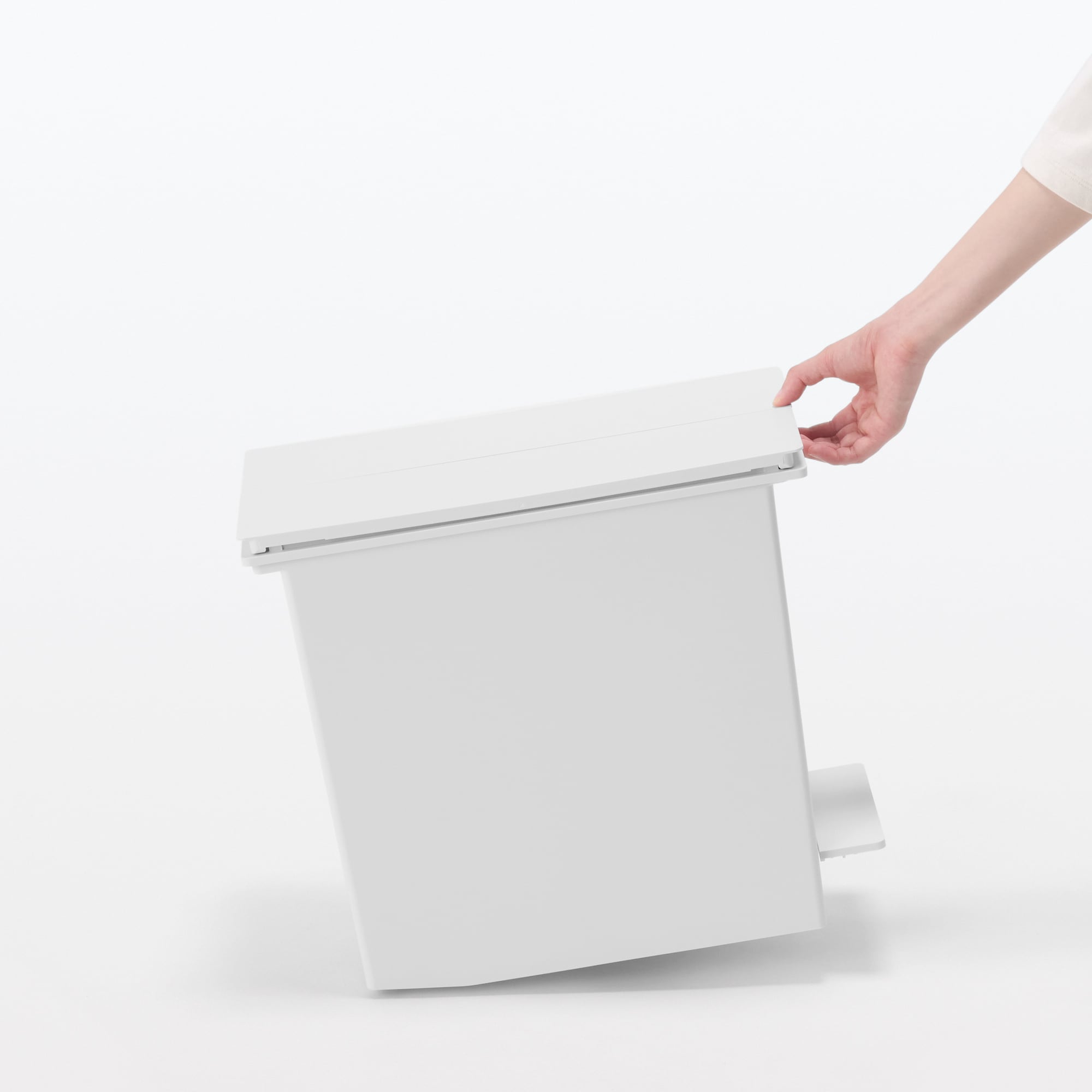 再生ポリプロピレン入り　ペダル式ダストボックス　両開きフタ付き