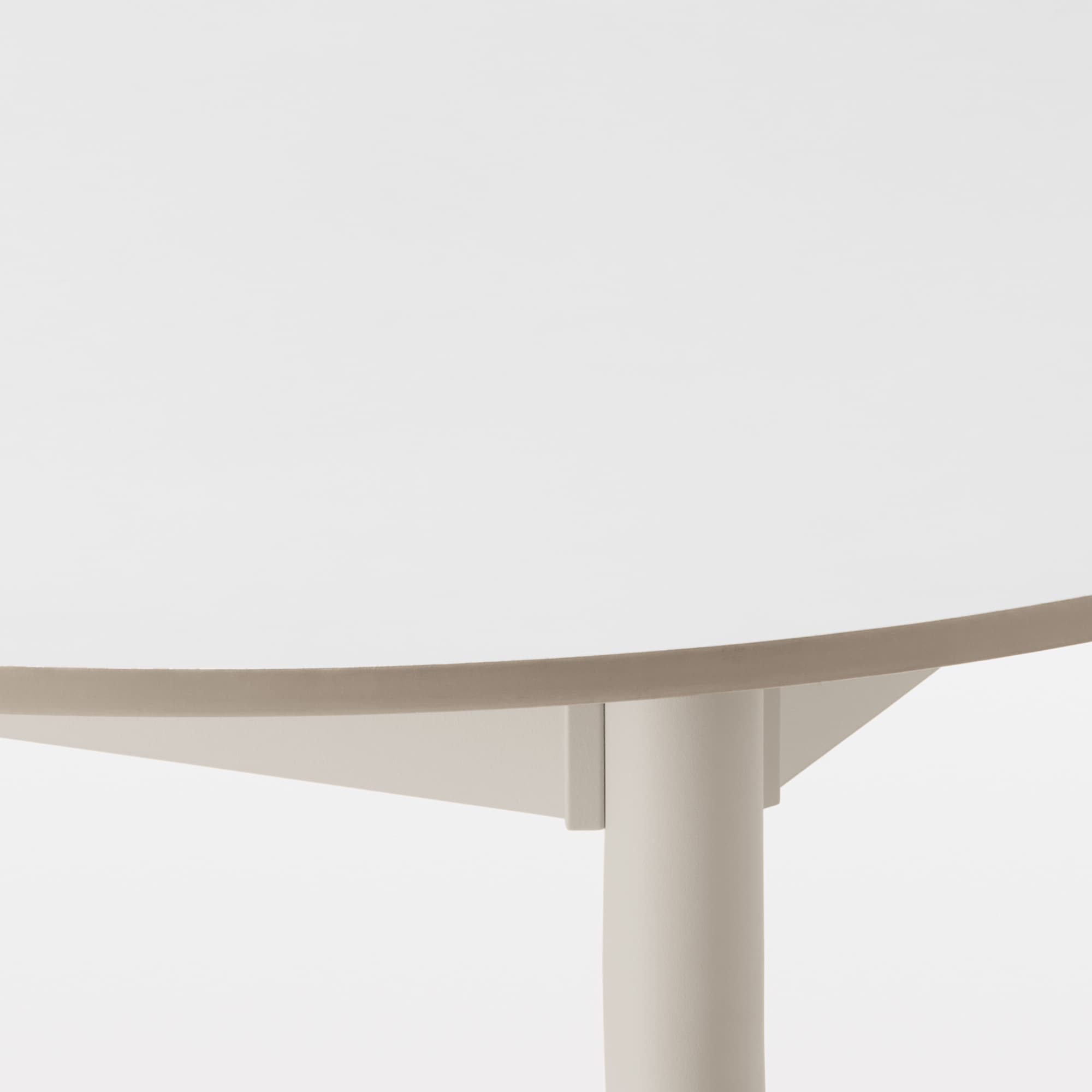 中でも外でも使える　丸テーブル　アルミ脚　小