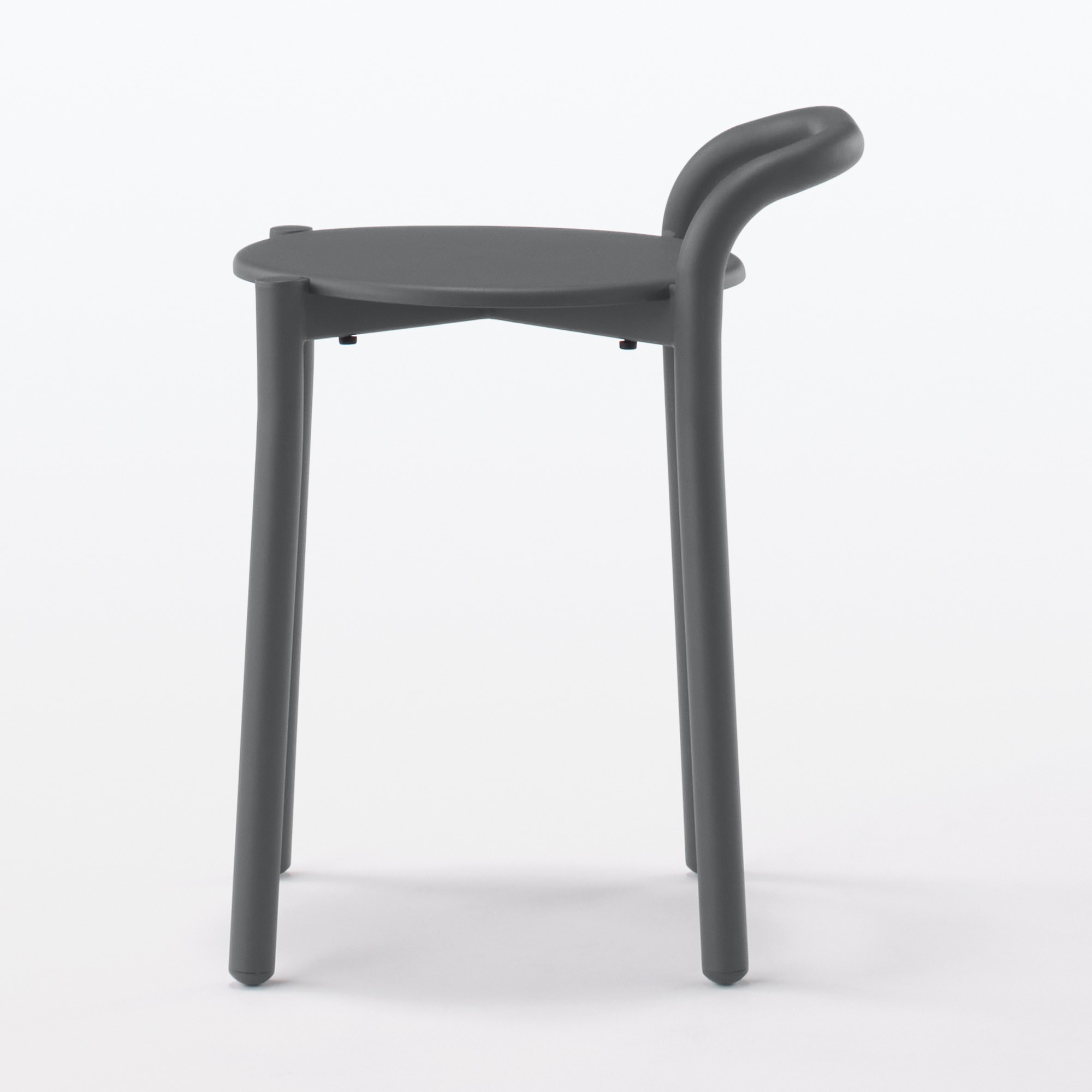 中でも外でも使える　アルミスツール