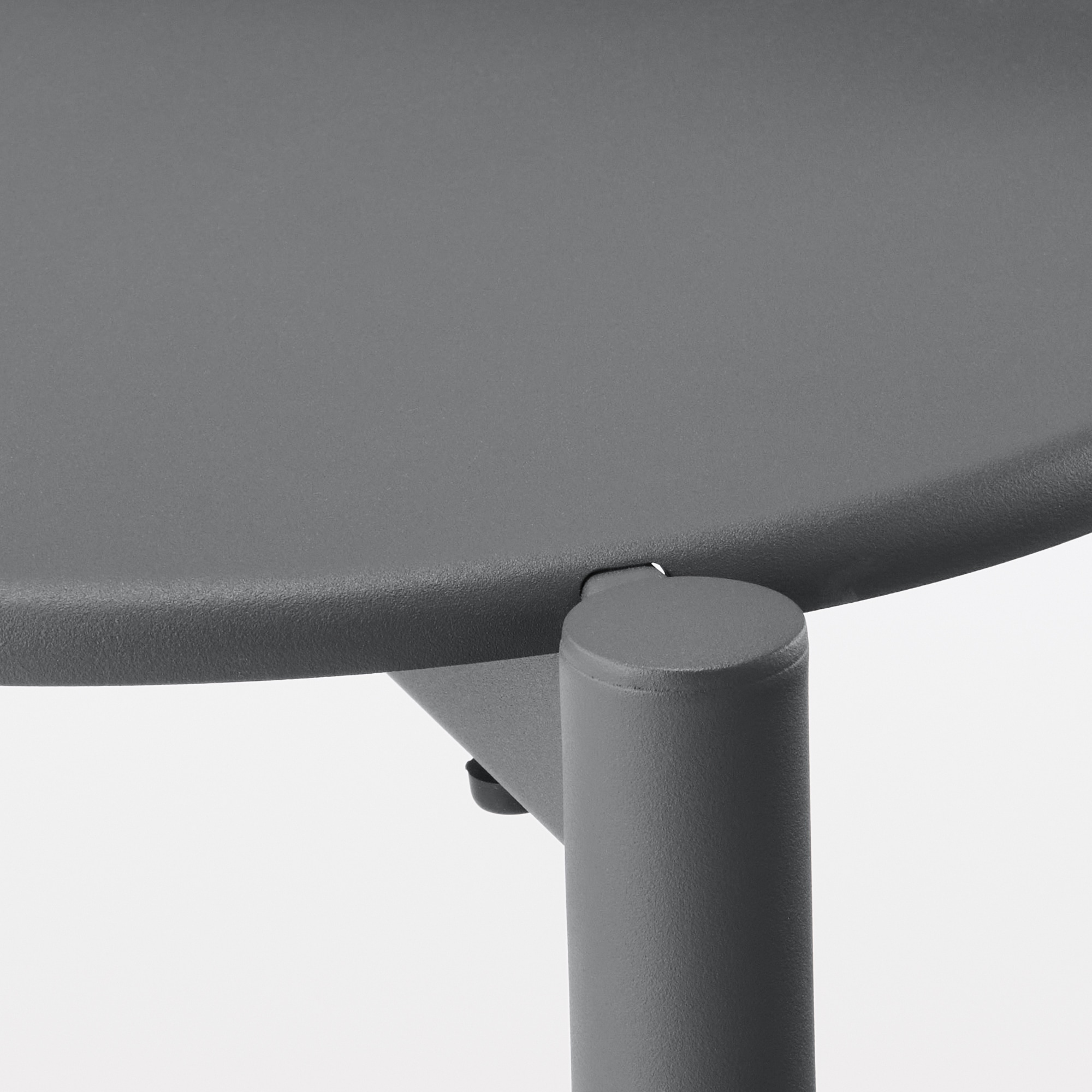 中でも外でも使える　アルミスツール