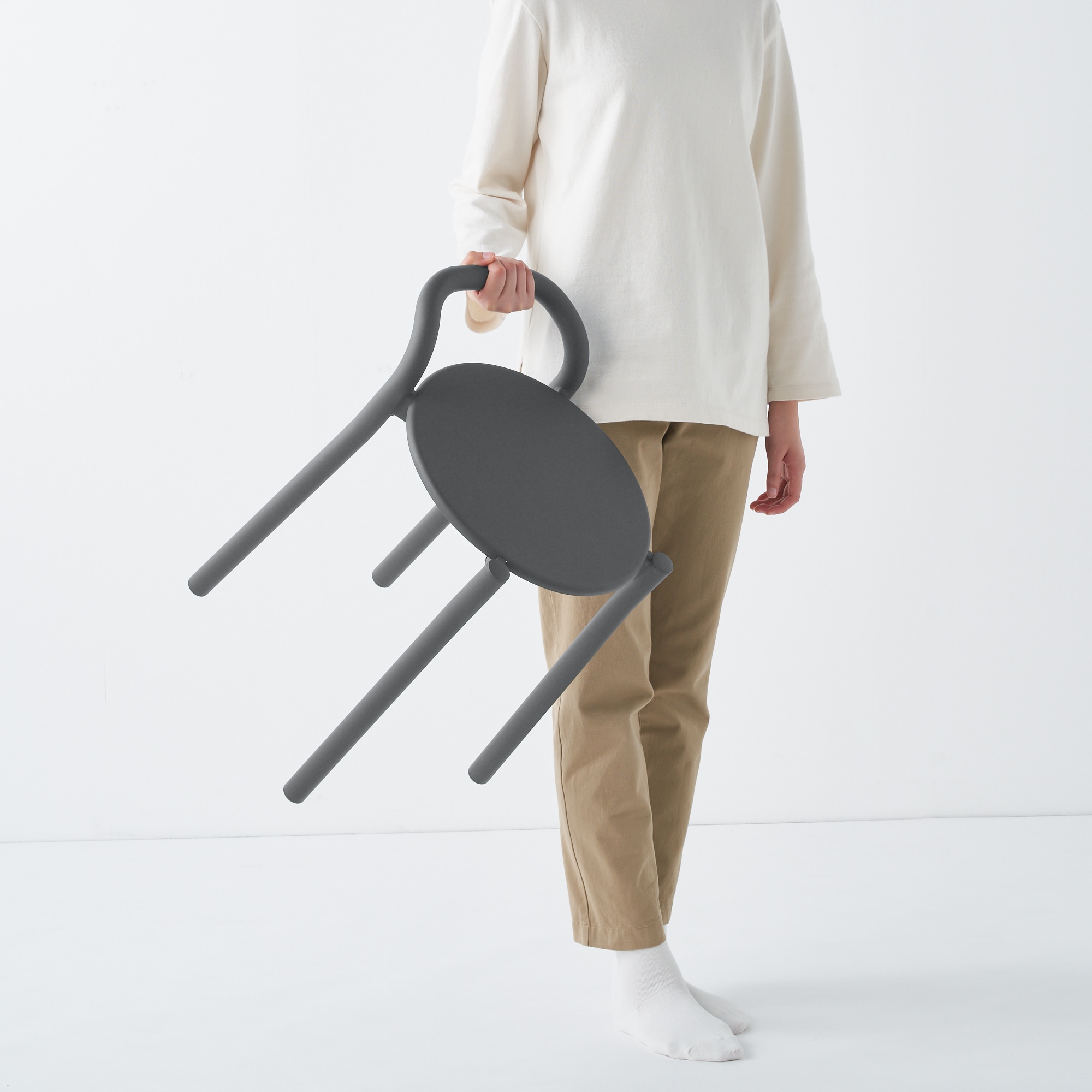 中でも外でも使える　アルミスツール