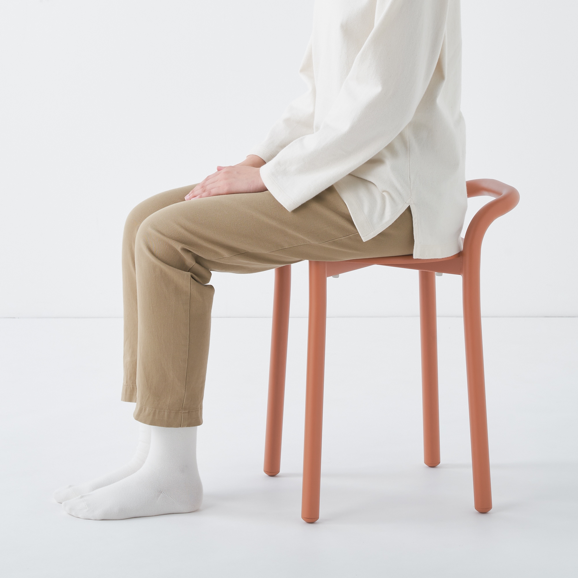 中でも外でも使える　アルミスツール