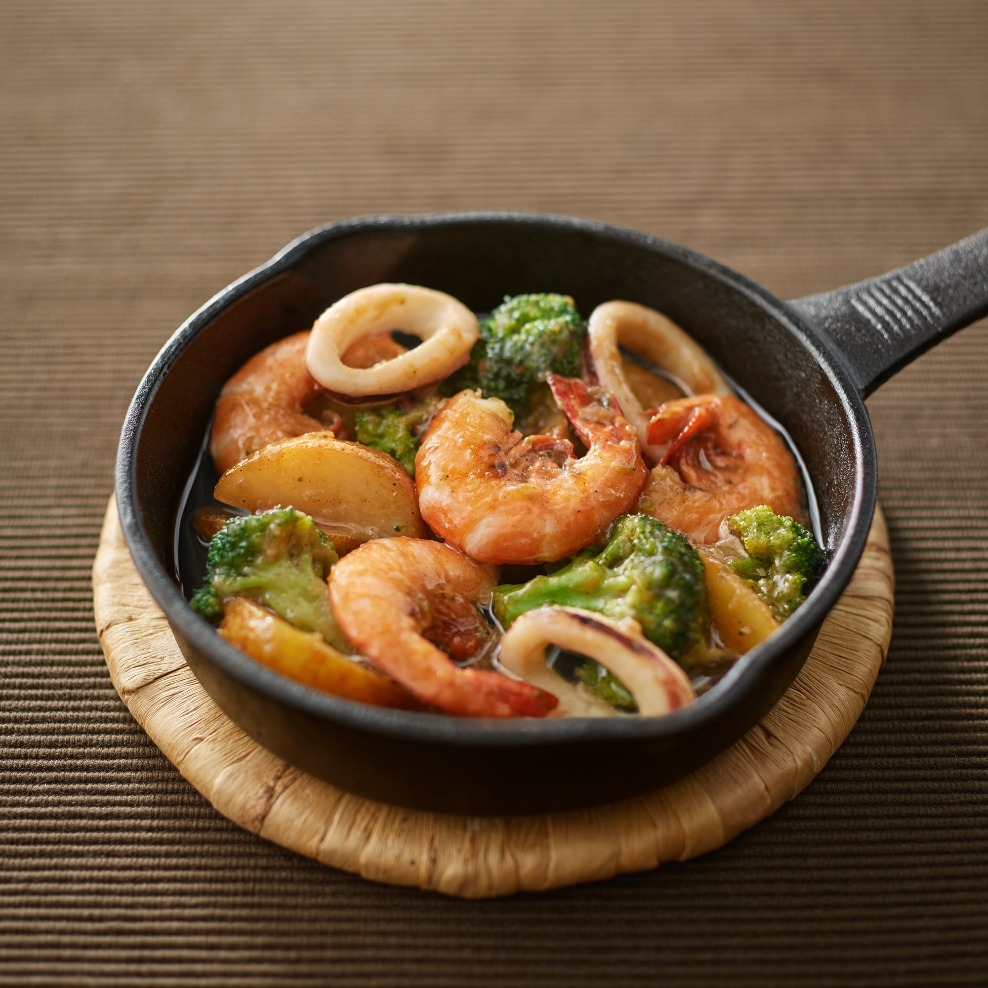 フライパンでつくるミールキット　海老といかのアヒージョ