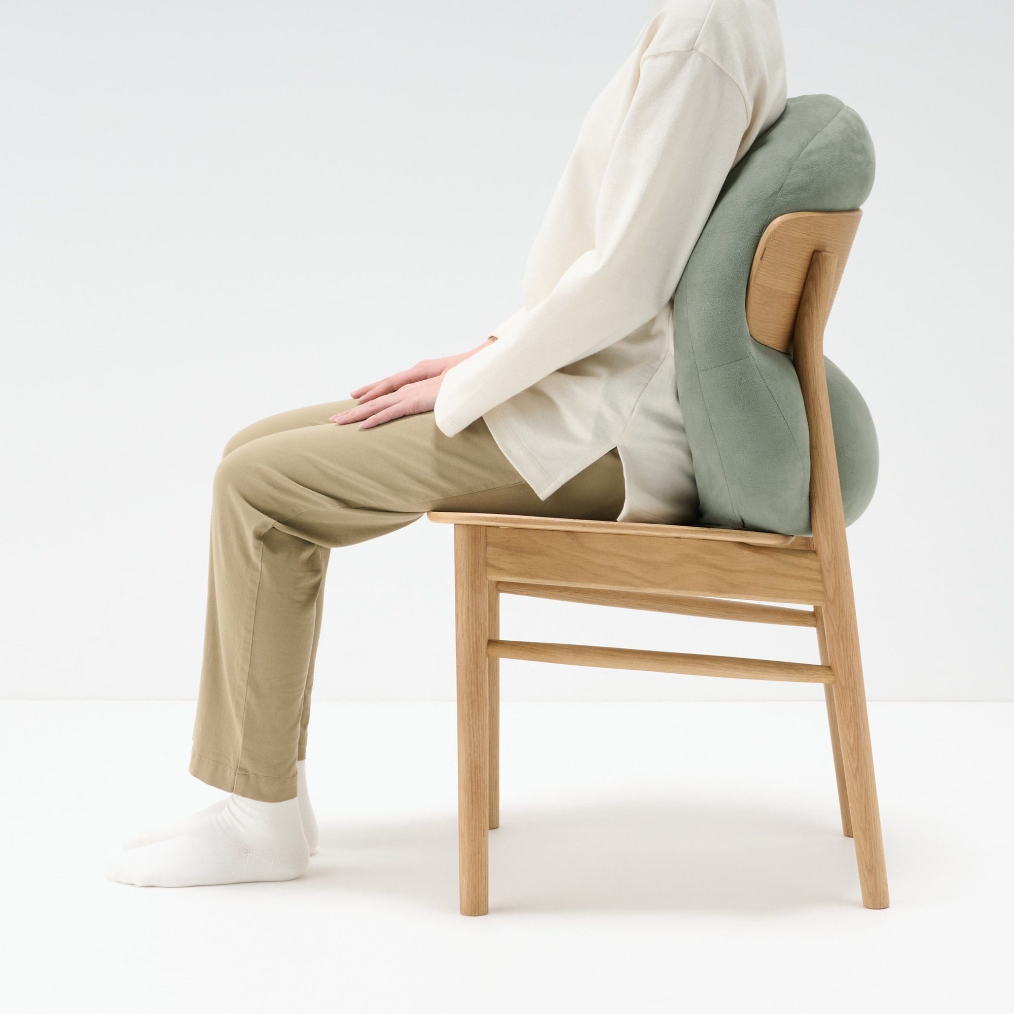 背当てにもなるやわらかマルチクッション