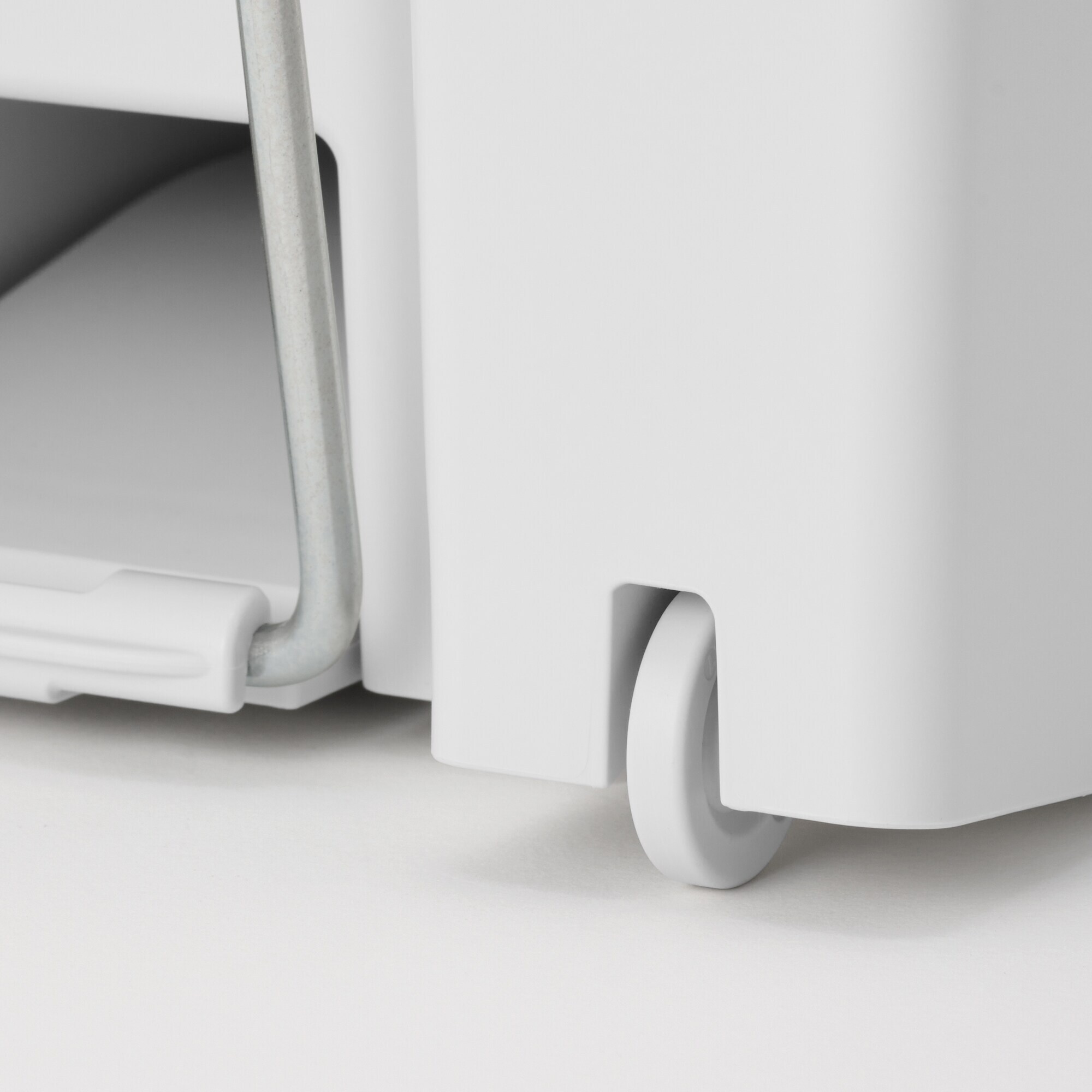 【海外】ポリプロピレン入り　ペダル式ダストボックス　両開きフタ付き