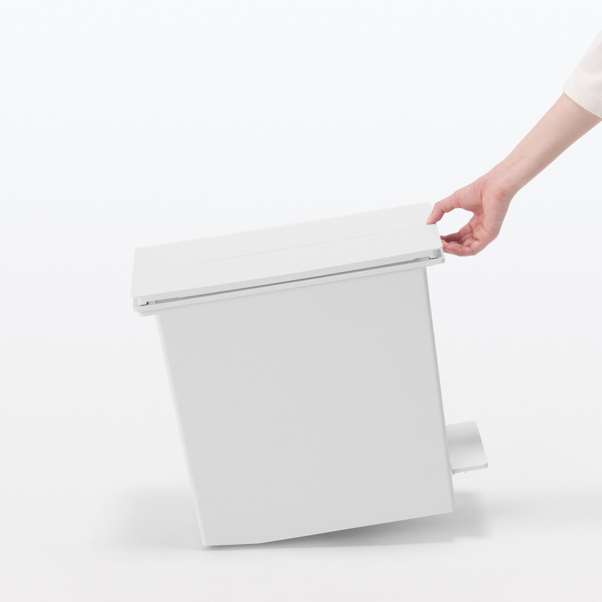 【海外】ポリプロピレン入り　ペダル式ダストボックス　両開きフタ付き