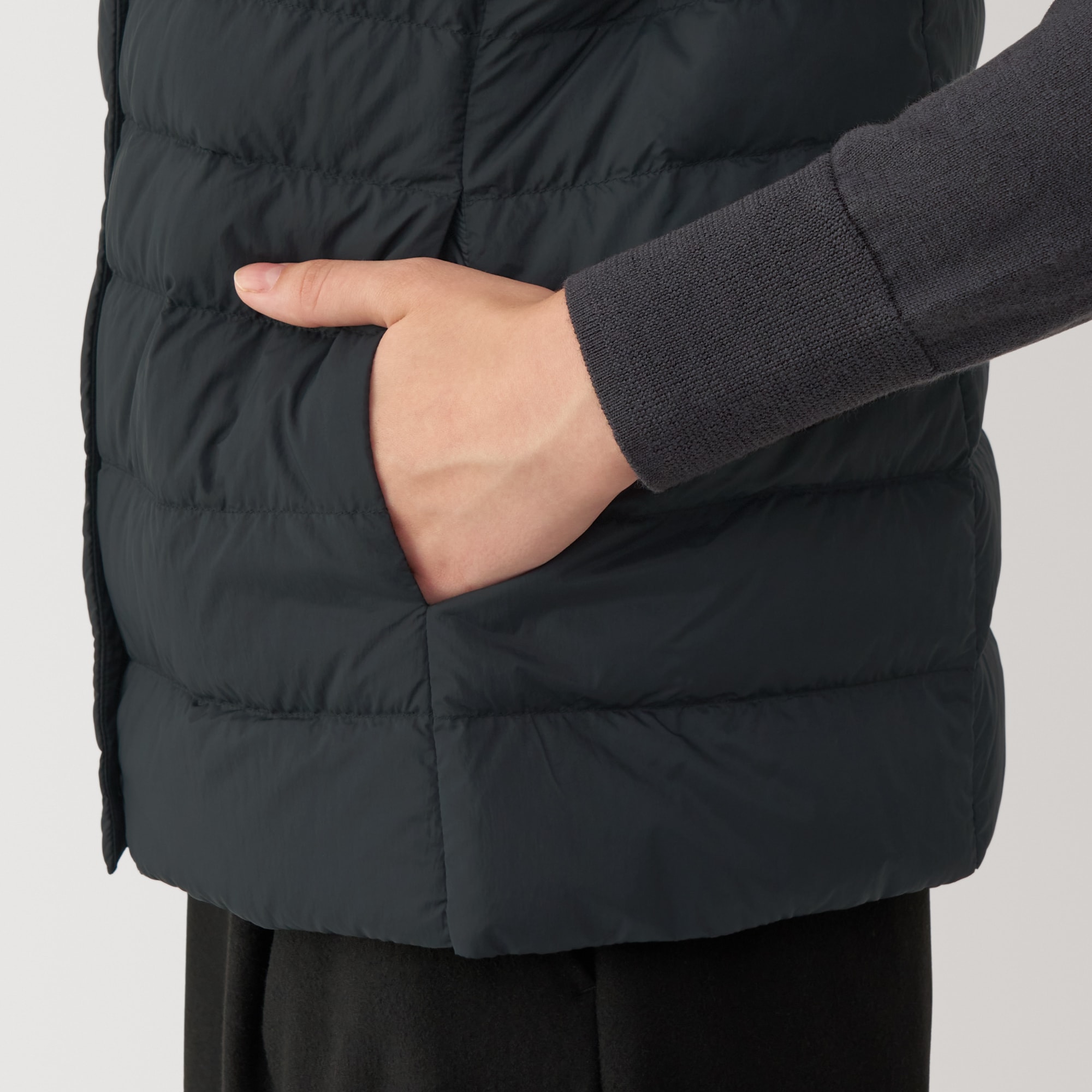 婦人 軽量ダウンノーカラーベスト（帯電防止裏地） | 無印良品