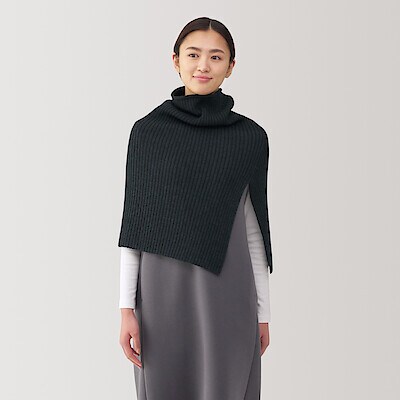 首のチクチクを抑えた　ウール混　リブ編み　ポンチョ