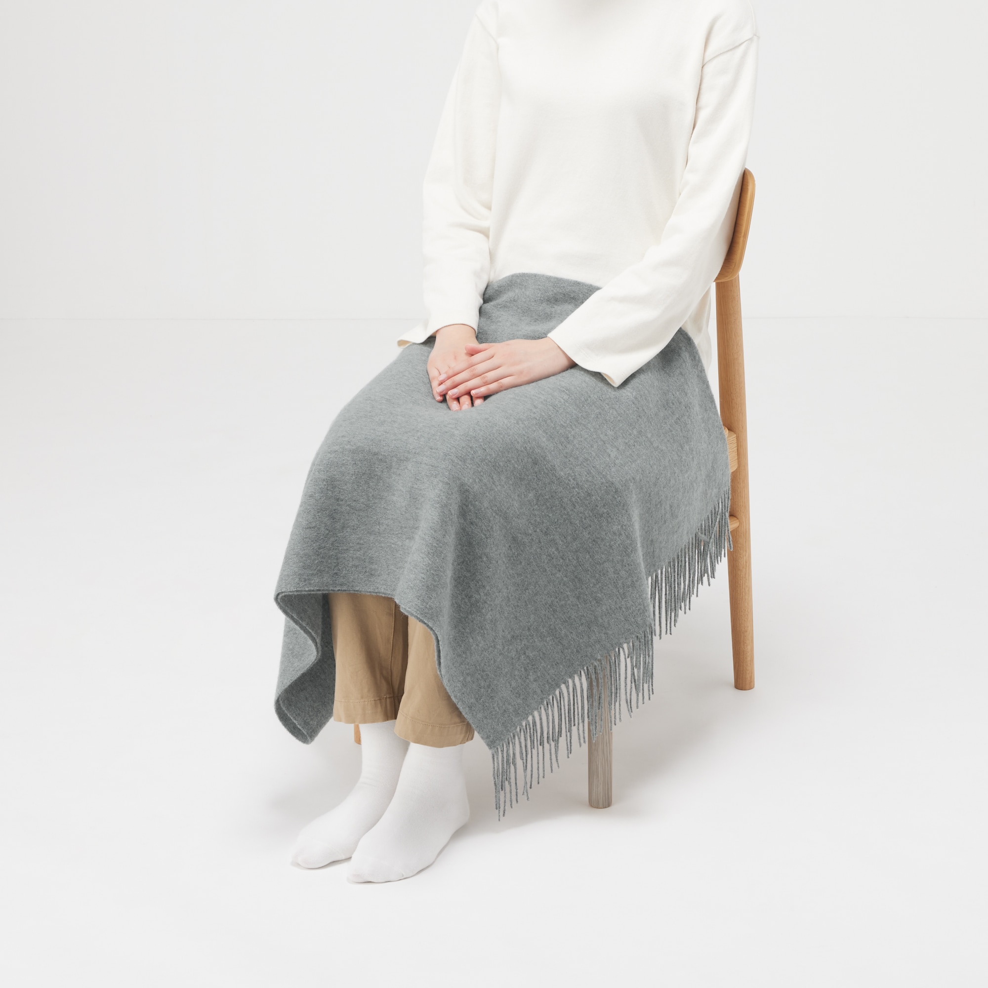 ウール　ひざ掛けにもなる　大判ストール