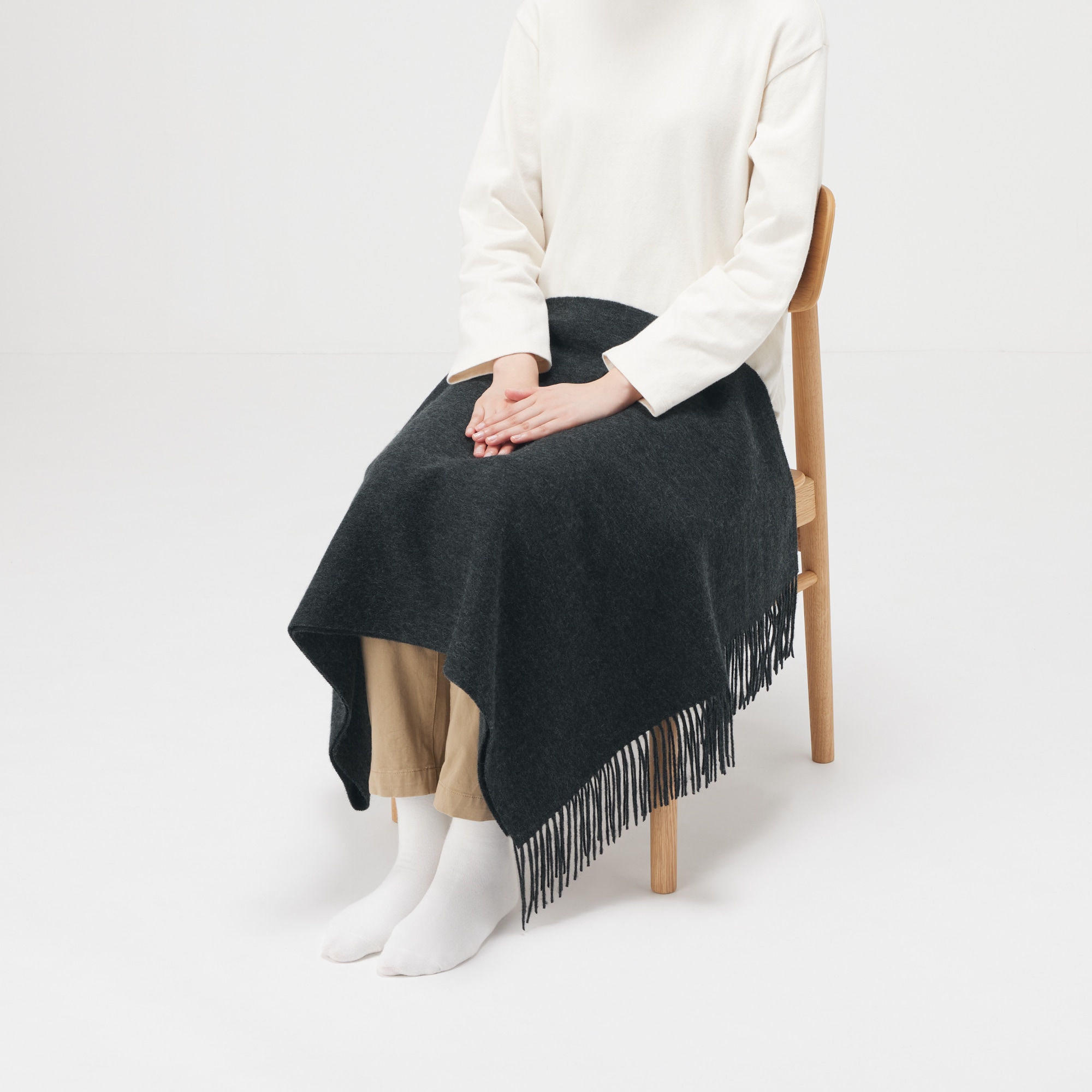 ウール　ひざ掛けにもなる　大判ストール