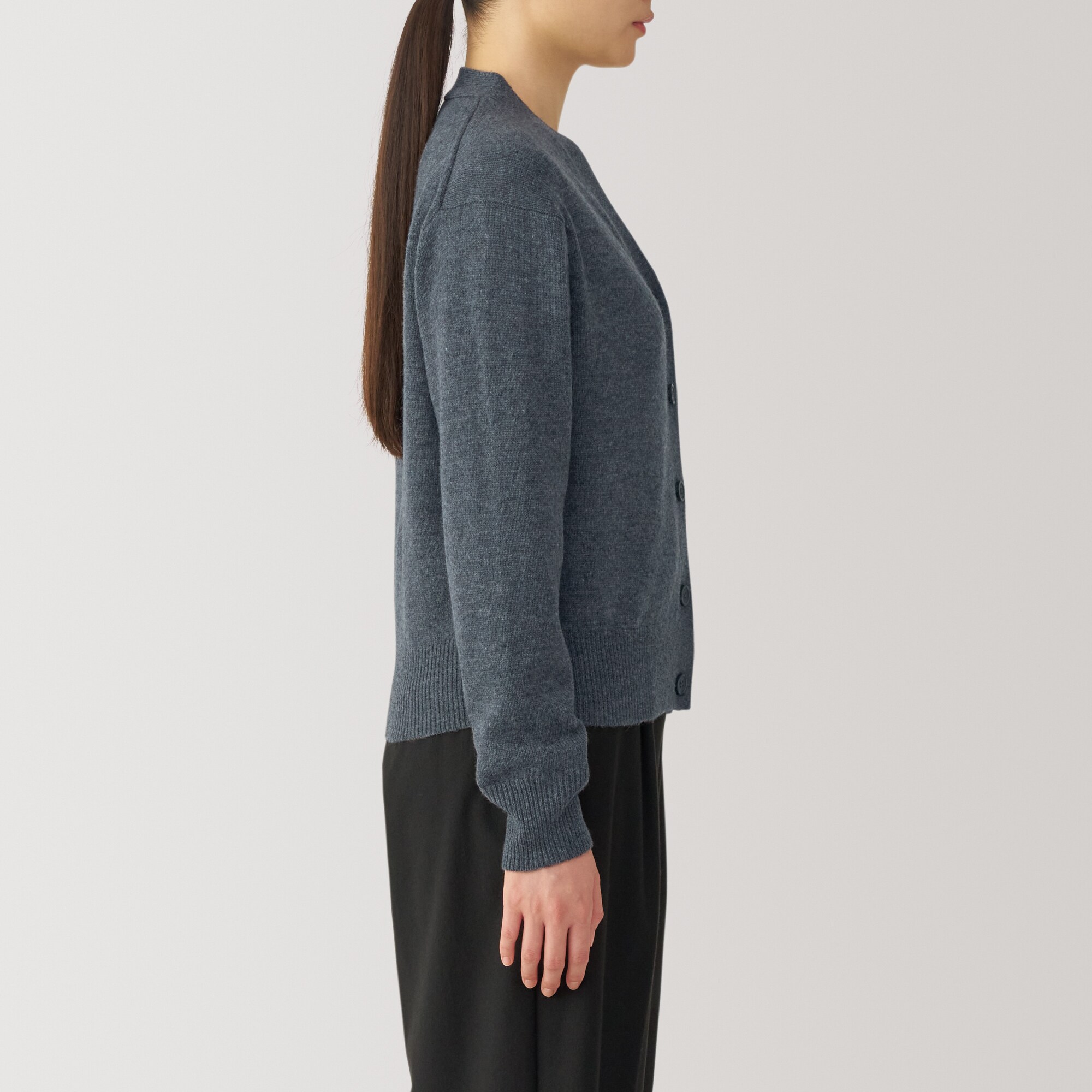 婦人　洗えるウールミドルゲージＶネックカーディガン