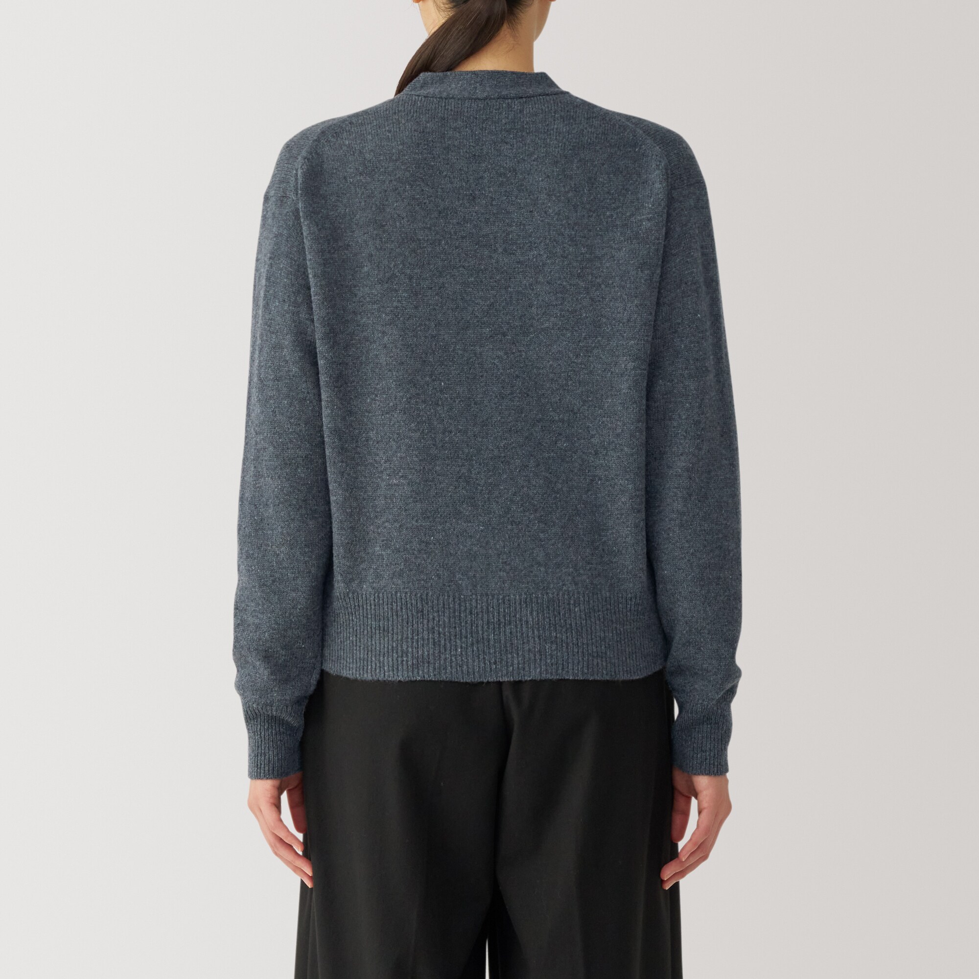 婦人　洗えるウールミドルゲージＶネックカーディガン