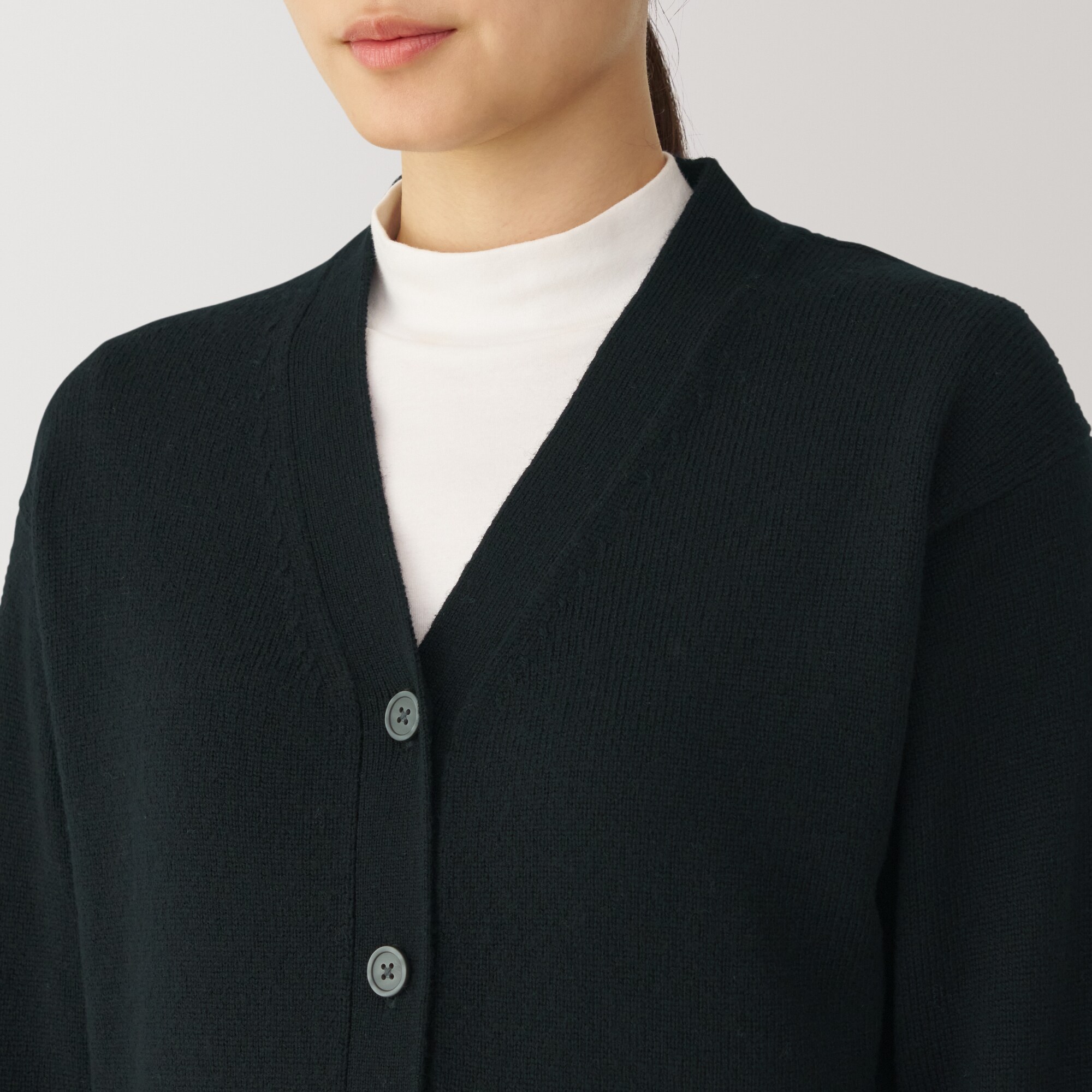 婦人　洗えるウールミドルゲージＶネックカーディガン