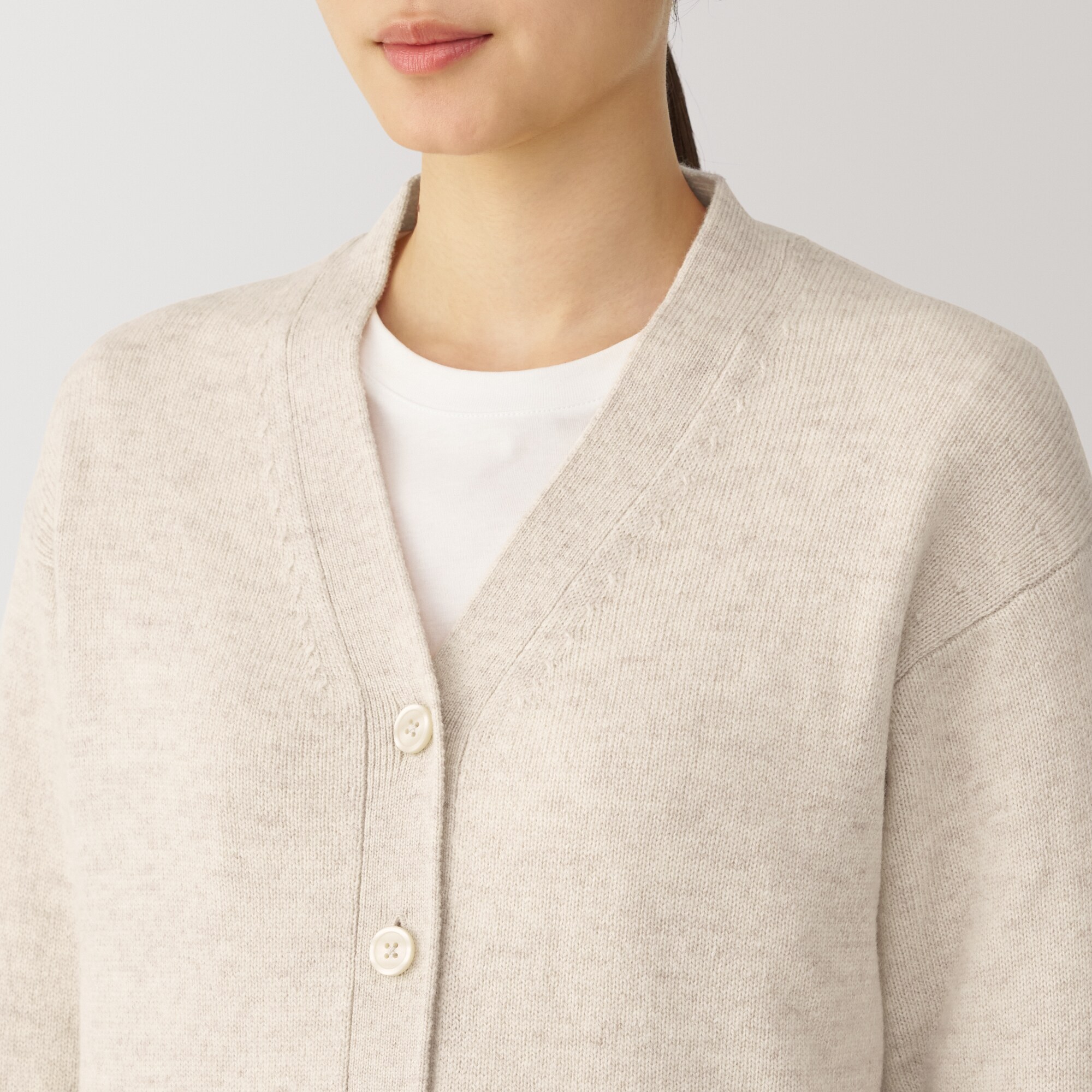 婦人　洗えるウールミドルゲージＶネックカーディガン