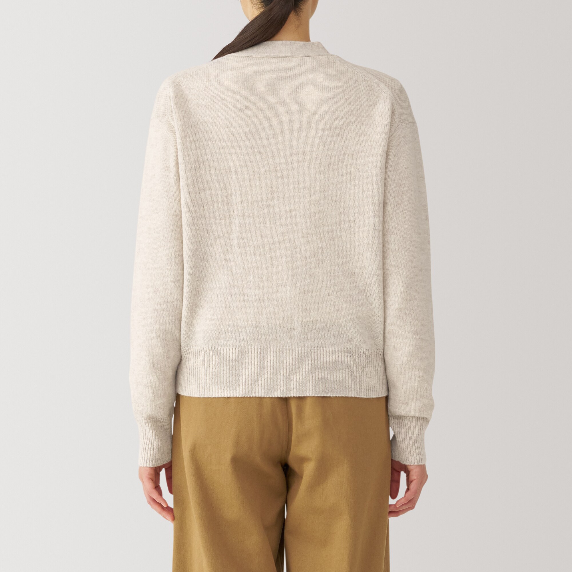 婦人　洗えるウールミドルゲージＶネックカーディガン