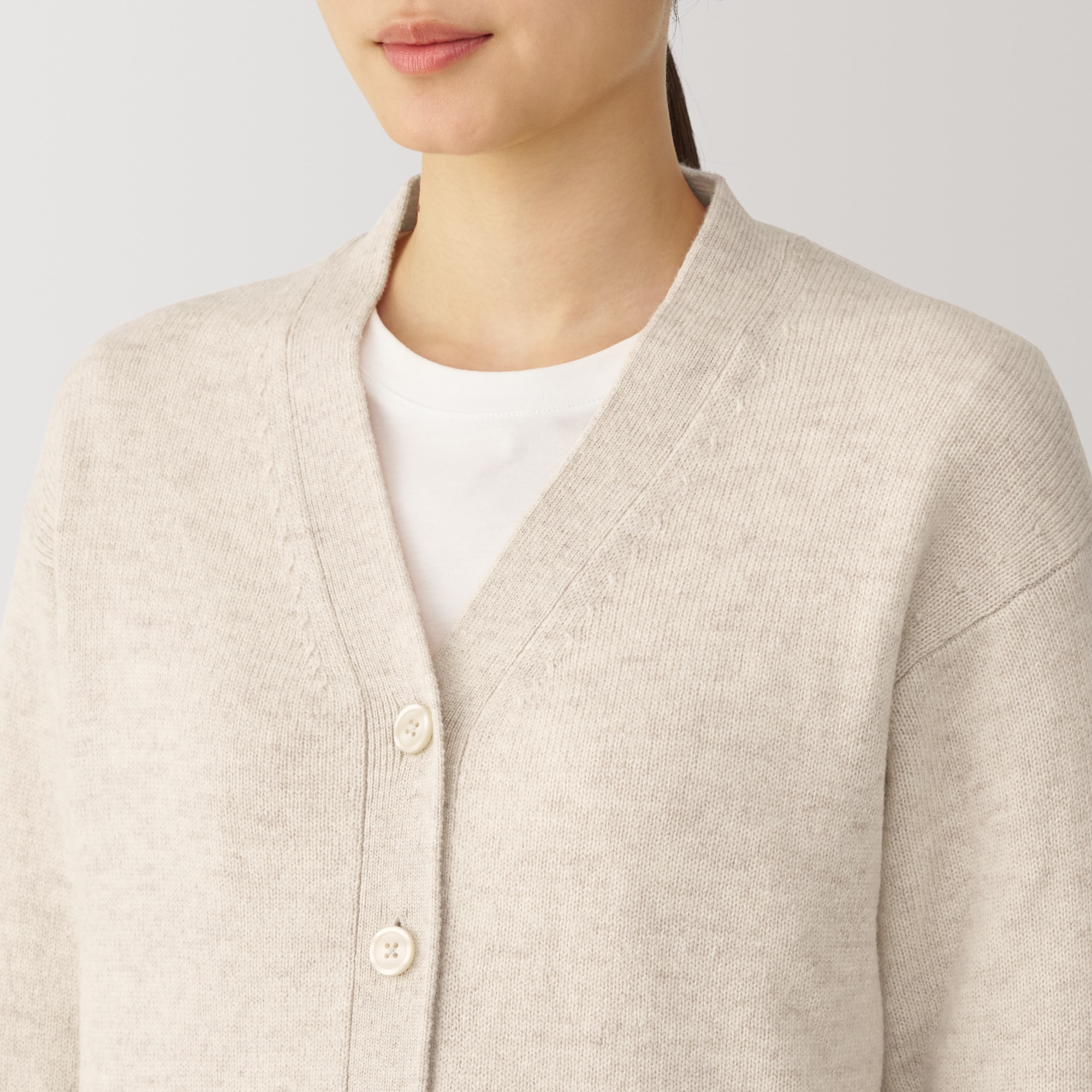 婦人　洗えるウールミドルゲージＶネックカーディガン