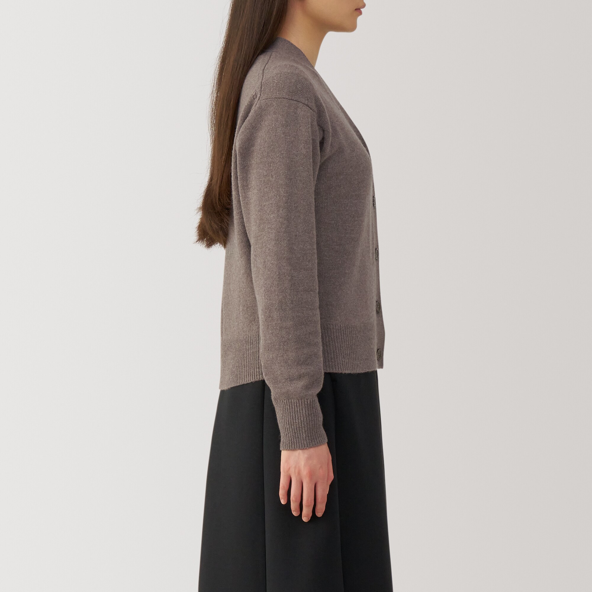 婦人　洗えるウールミドルゲージＶネックカーディガン