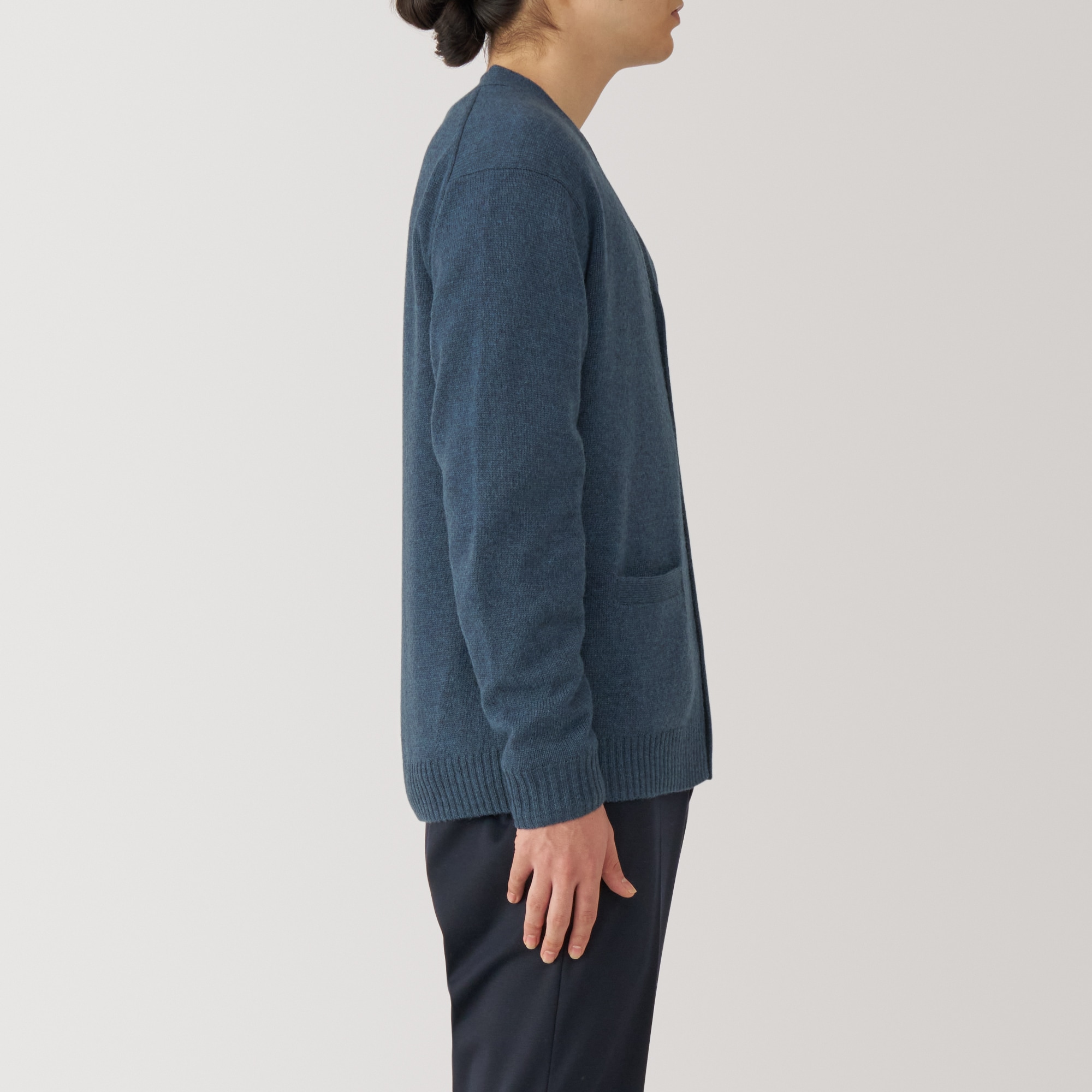 紳士　洗えるウールミドルゲージＶネックカーディガン