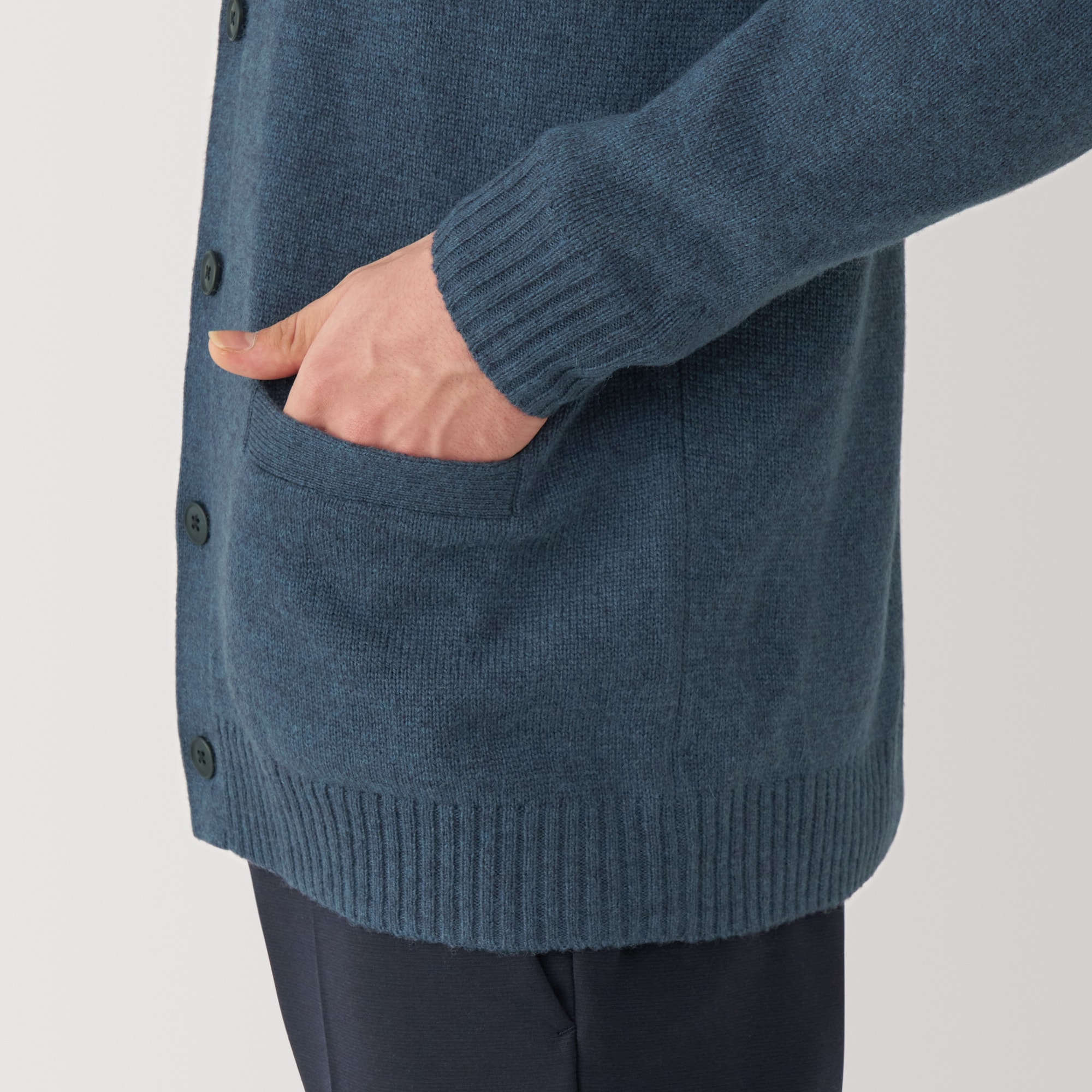 紳士　洗えるウールミドルゲージＶネックカーディガン