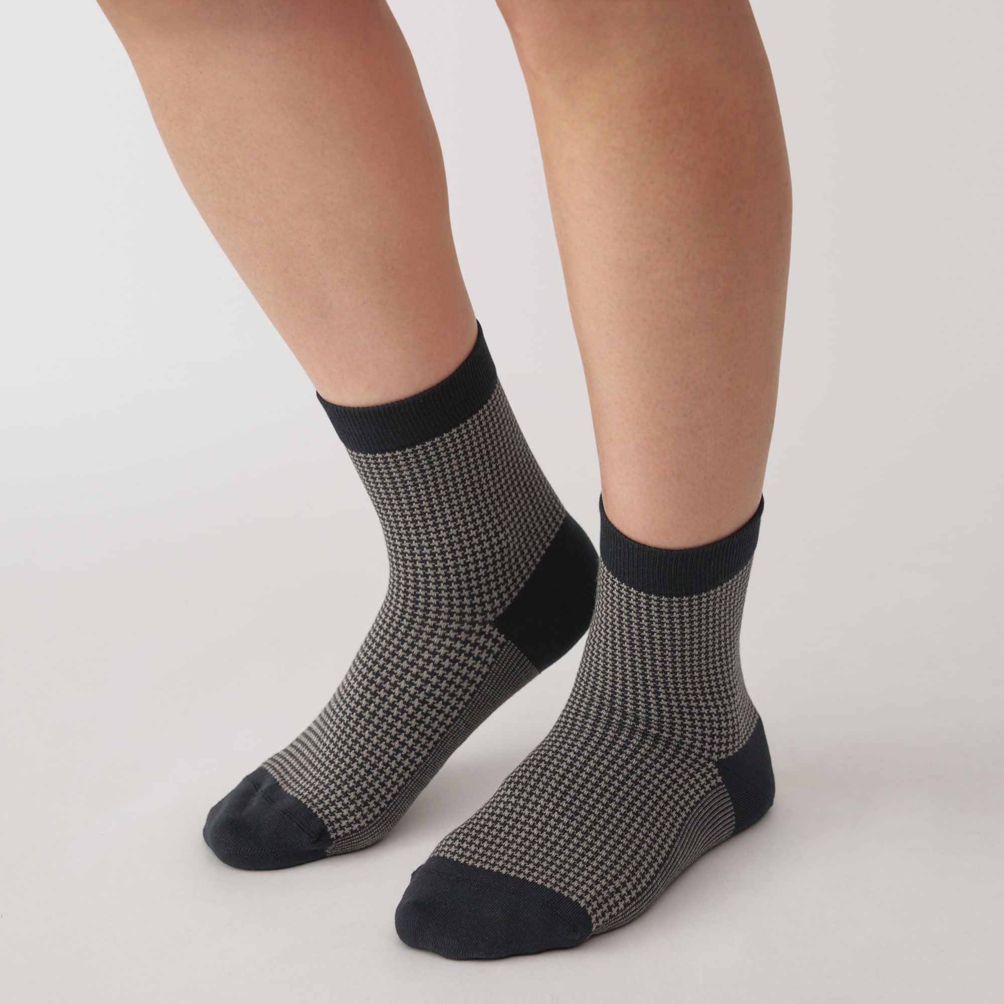 婦人　足なり直角　履き口やわらか　千鳥柄ショート丈靴下（口ゴムなし）