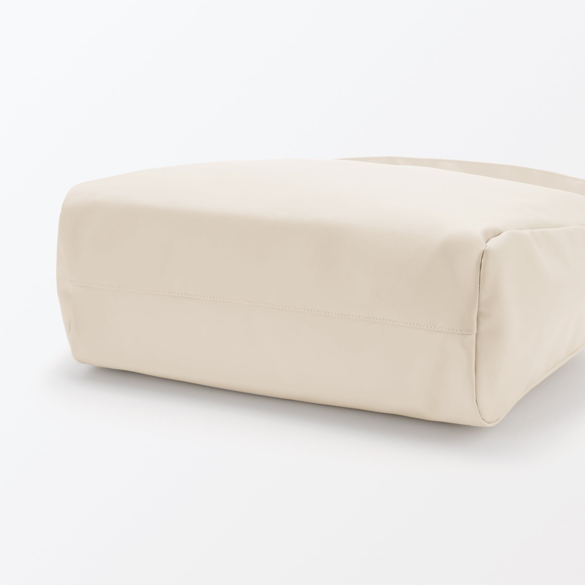 植物由来の原料を使った　スクエアショルダーバッグ