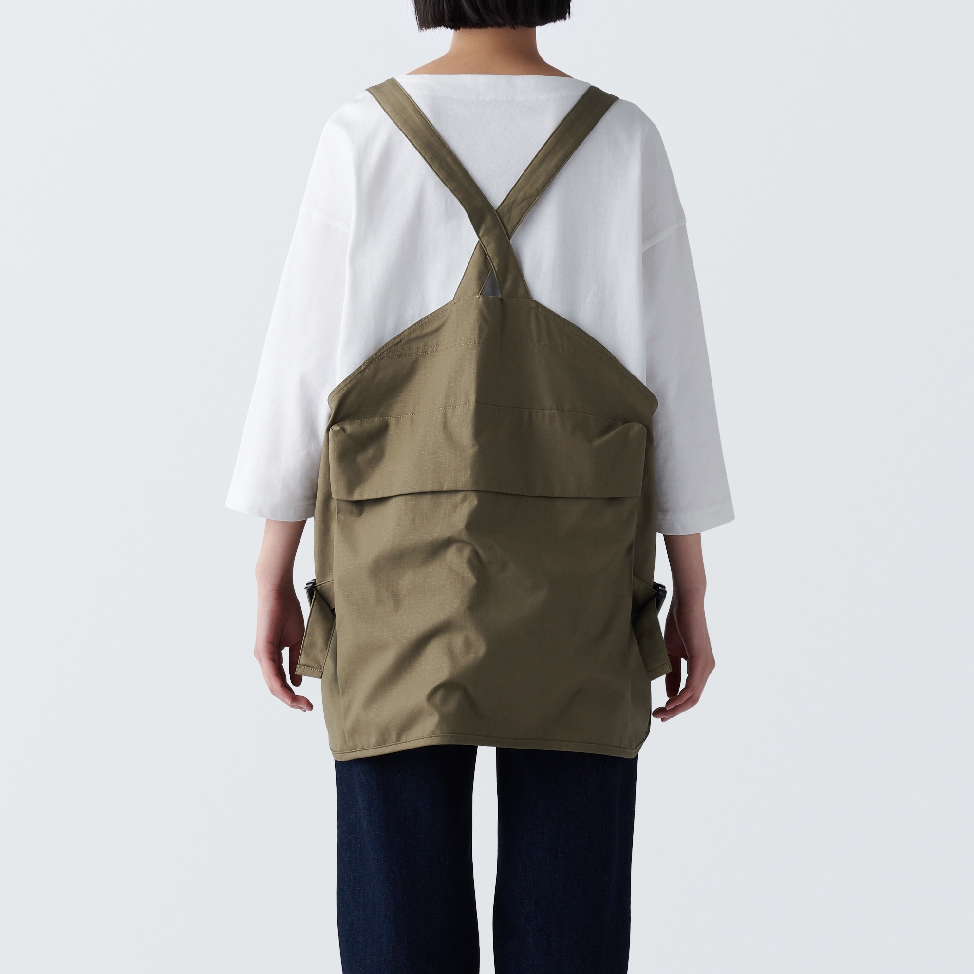 燃えにくい素材を使ったアウトドアエプロン | 無印良品