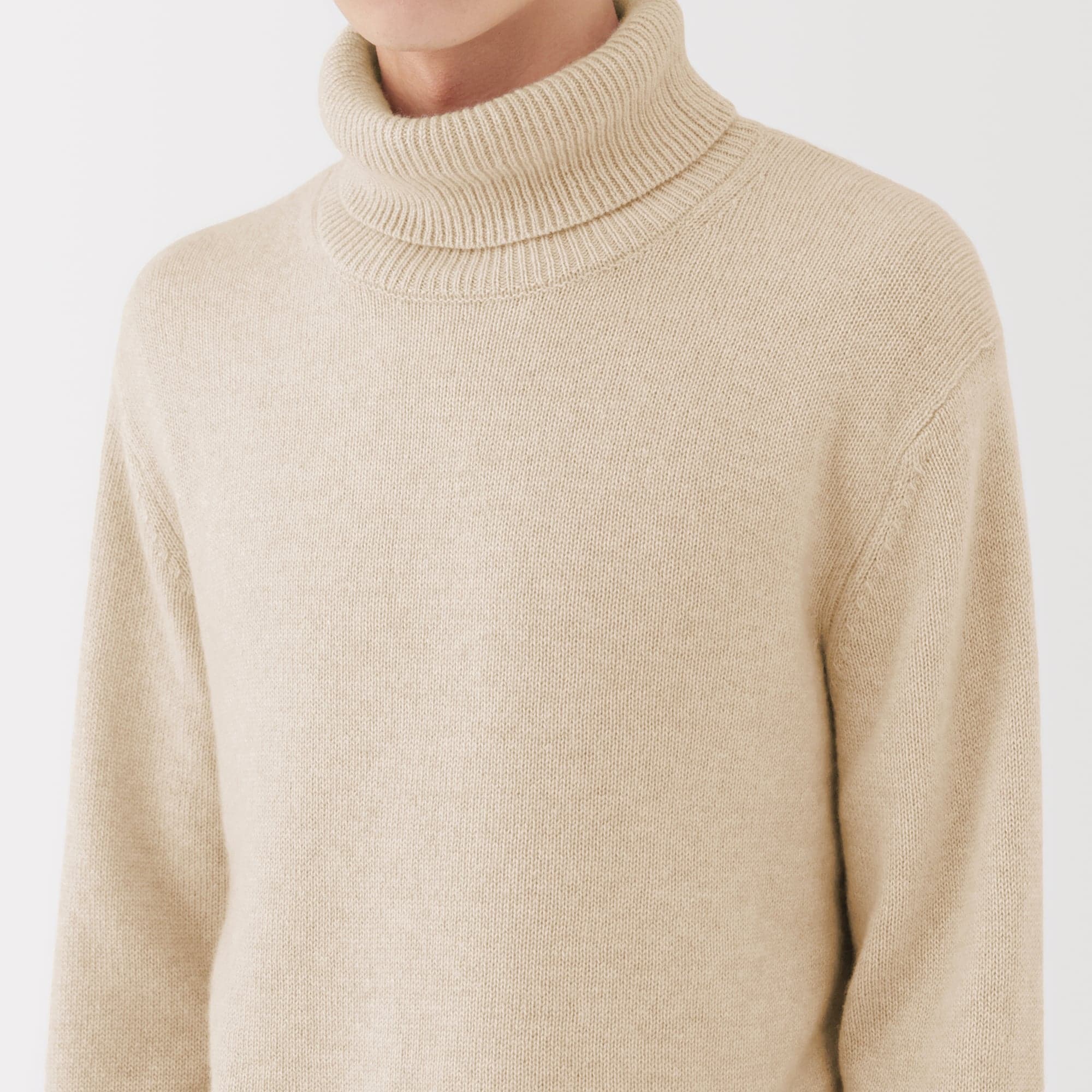 紳士　自然のまんまの色　カシミヤタートルネックセーター