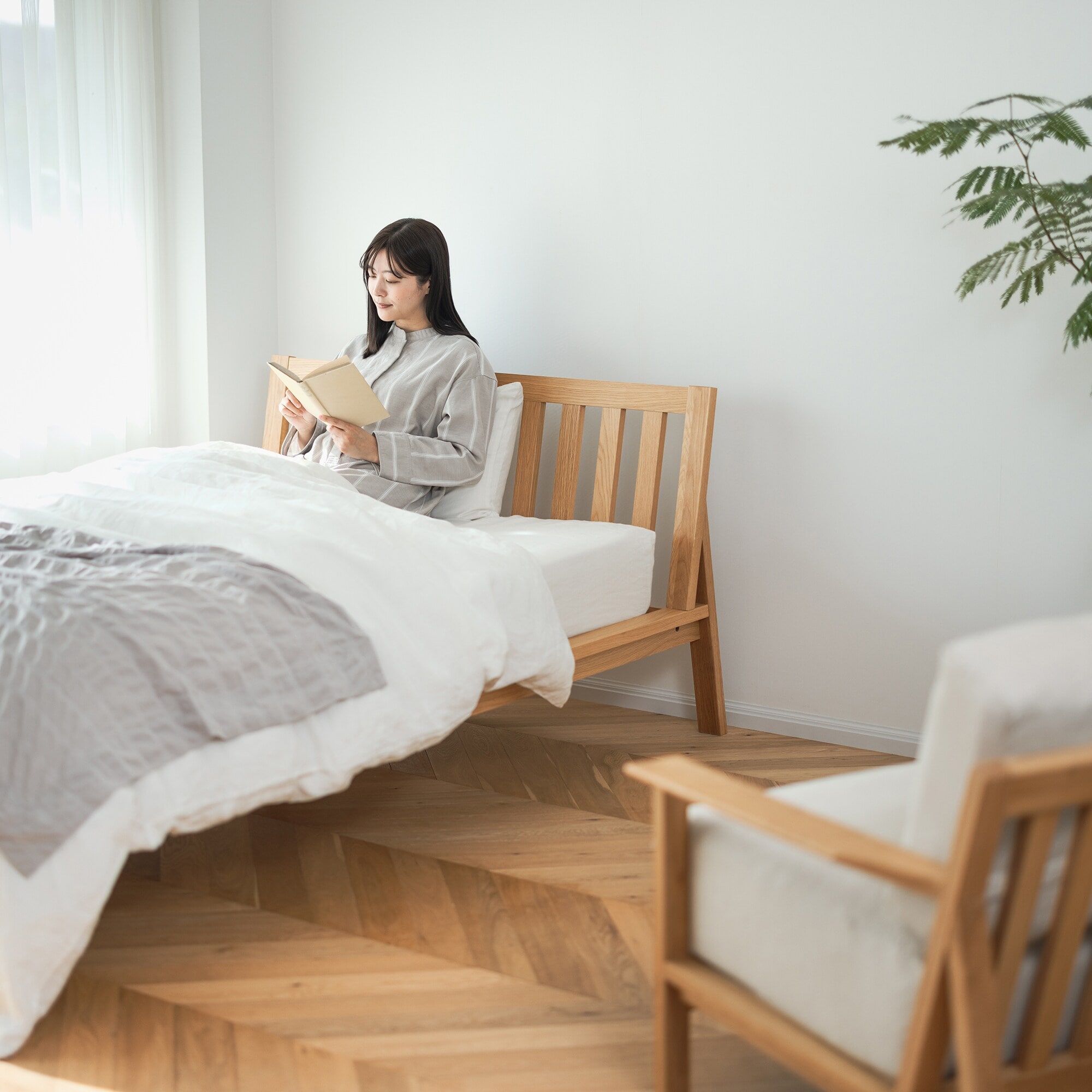 もたれかかれる木製ベッド　オーク材突板　ダブル