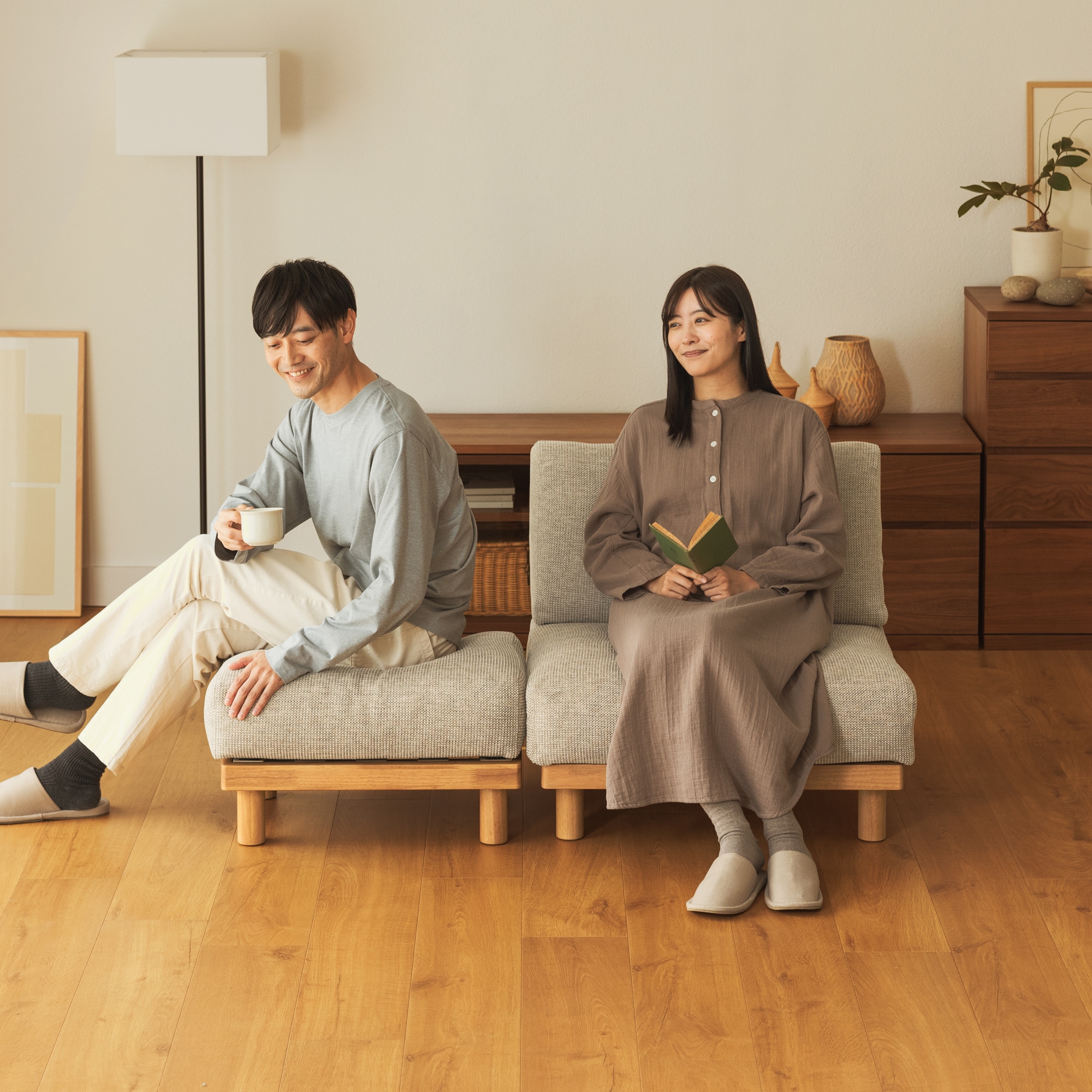 ゆったり座れるアームレスソファ　１シーター　ポリエステル平織　ベージュ