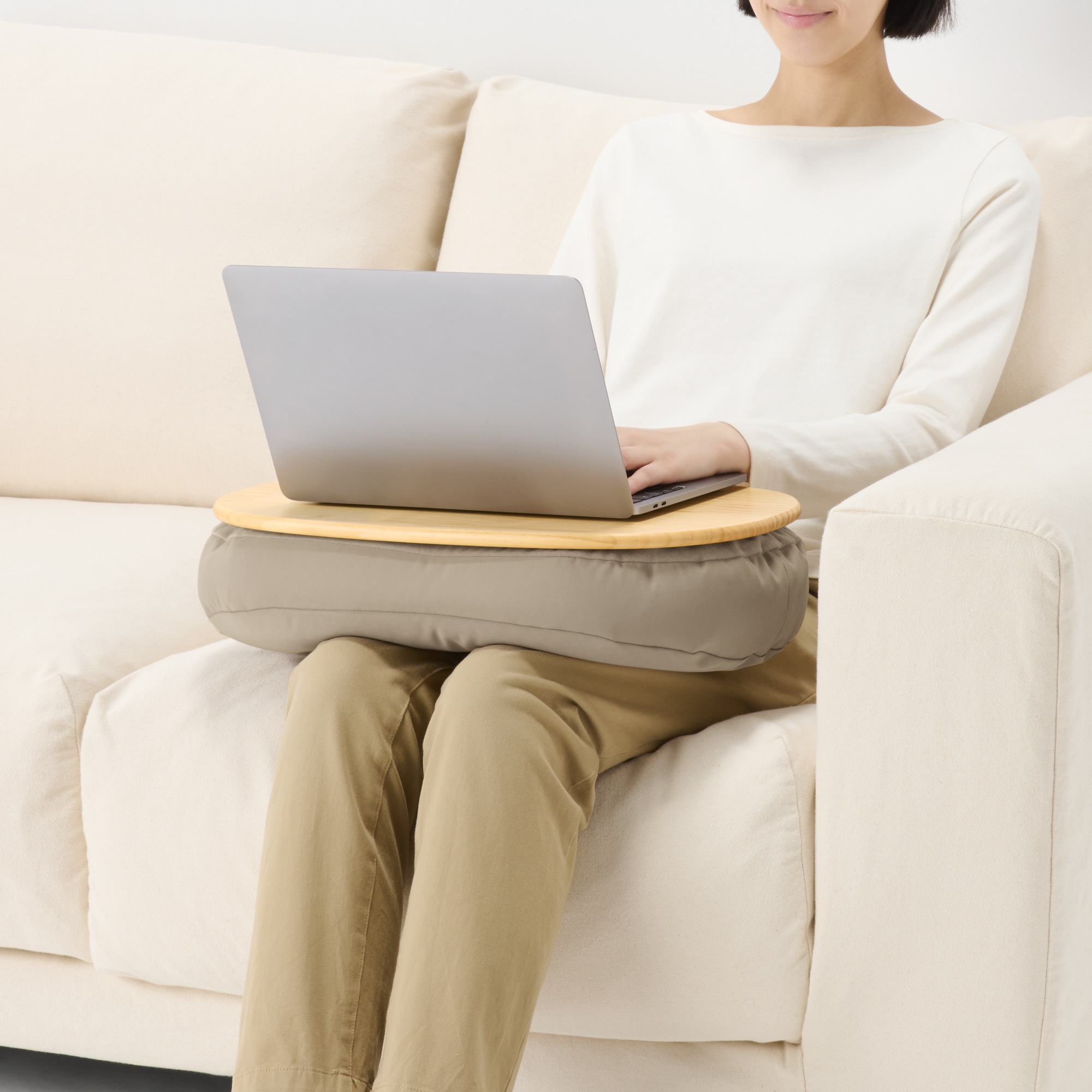 ひざの上でつかえるテーブルクッション