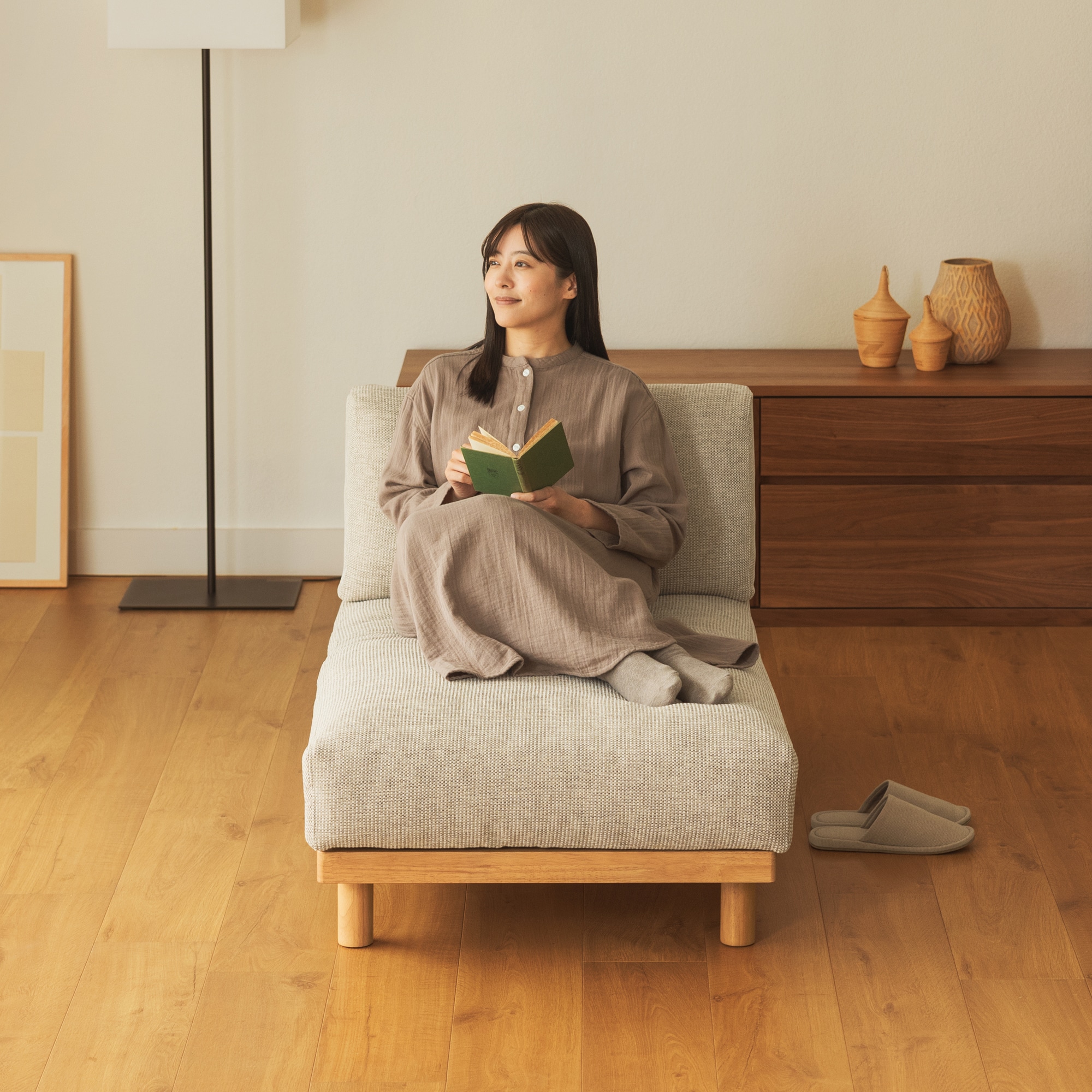 ゆったり座れるアームレスソファ　カウチ　ポリエステル平織　ベージュ